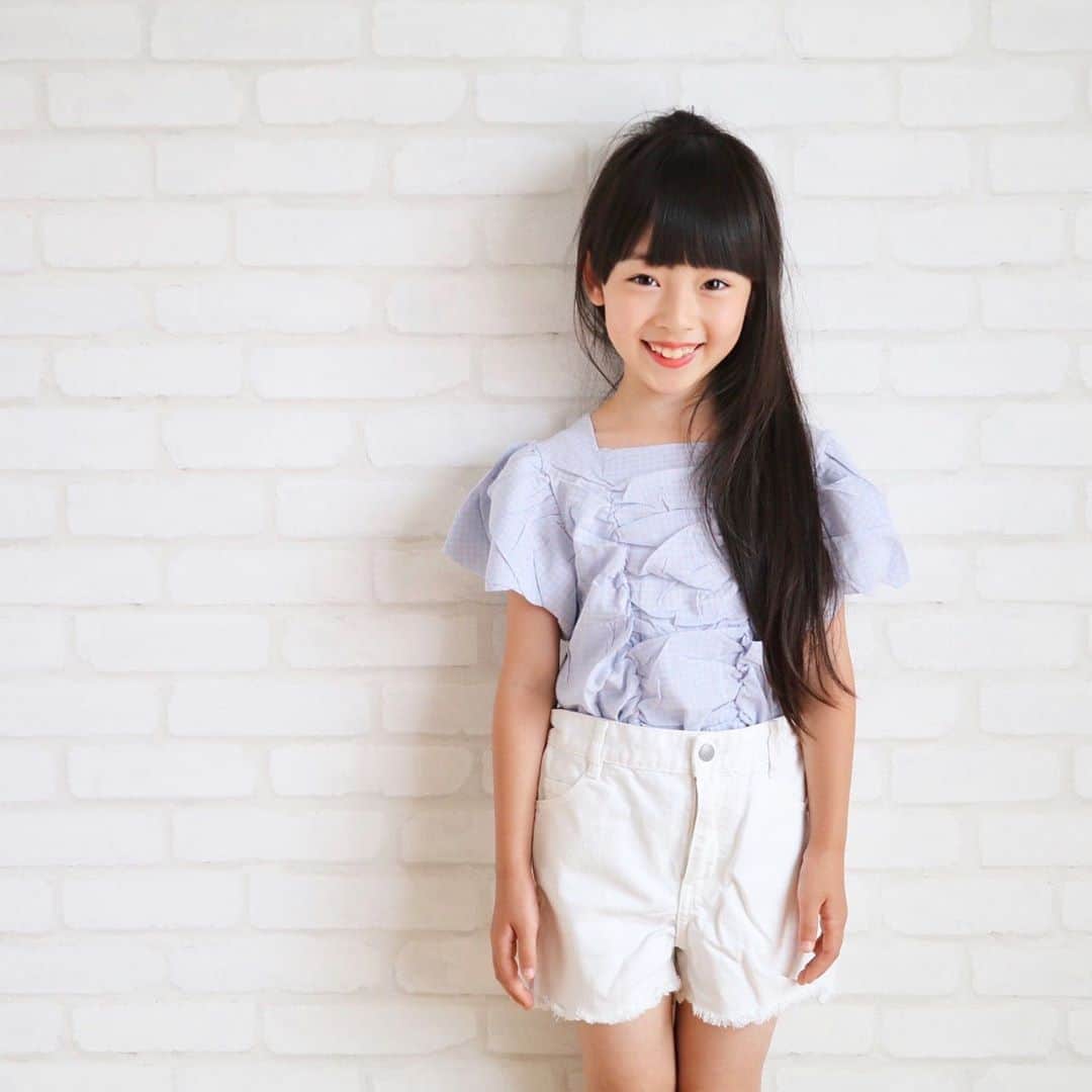 Akiのインスタグラム：「6/25 ・ ここ数日とっても寒い🍃 ・ ・ 娘 学校に行く時は基本的に 髪を結んでいるんだけど ・ なぜか髪をほどいて下校してきた日があった👧🏻 ・ ・ 👩🏻「ランドセルに絡まるから結んだままにしといてよ〜。」 ・ 👧🏻「だって寒くてさ〜。髪下ろしたらあったかいんだもん。」 ・ ・ ロングヘアーを防寒具にしないで😌 ・ ・ ・ @sharez1313 さんの かわいすぎるトップス👚 ・ 淡いチェック柄に ギャザーたっぷりでお洒落☺️♡ ・ 是非チェックしてね☺️ ・ ・ ・ ・」