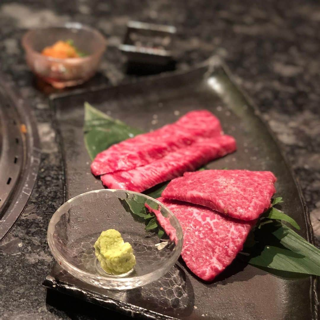 黒ユイさんのインスタグラム写真 - (黒ユイInstagram)「. 極上のお肉と大好物の釜飯が食べれる @roppongi_yakiniku_kiraku 🥩  美味しすぎて大満足でした😍！ コースだと色んな種類食べれるから最高 &  最後に出てくる釜飯は毎度感動します‥✨ .  全室個室だし 広いから三密避けれるし 何より美味しいからオススメです🤞🏻 . @yushi0806o いつもありがとう🌹 #六本木焼肉きらく #焼肉　#個室　#三密回避 #芸能人御用達」6月25日 17時16分 - yui_my_life