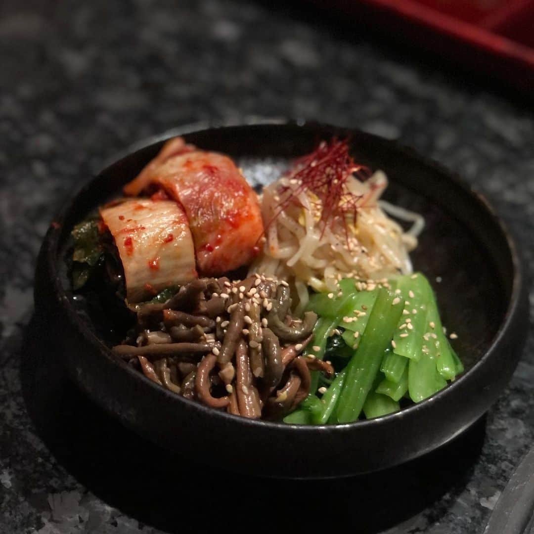 黒ユイさんのインスタグラム写真 - (黒ユイInstagram)「. 極上のお肉と大好物の釜飯が食べれる @roppongi_yakiniku_kiraku 🥩  美味しすぎて大満足でした😍！ コースだと色んな種類食べれるから最高 &  最後に出てくる釜飯は毎度感動します‥✨ .  全室個室だし 広いから三密避けれるし 何より美味しいからオススメです🤞🏻 . @yushi0806o いつもありがとう🌹 #六本木焼肉きらく #焼肉　#個室　#三密回避 #芸能人御用達」6月25日 17時16分 - yui_my_life