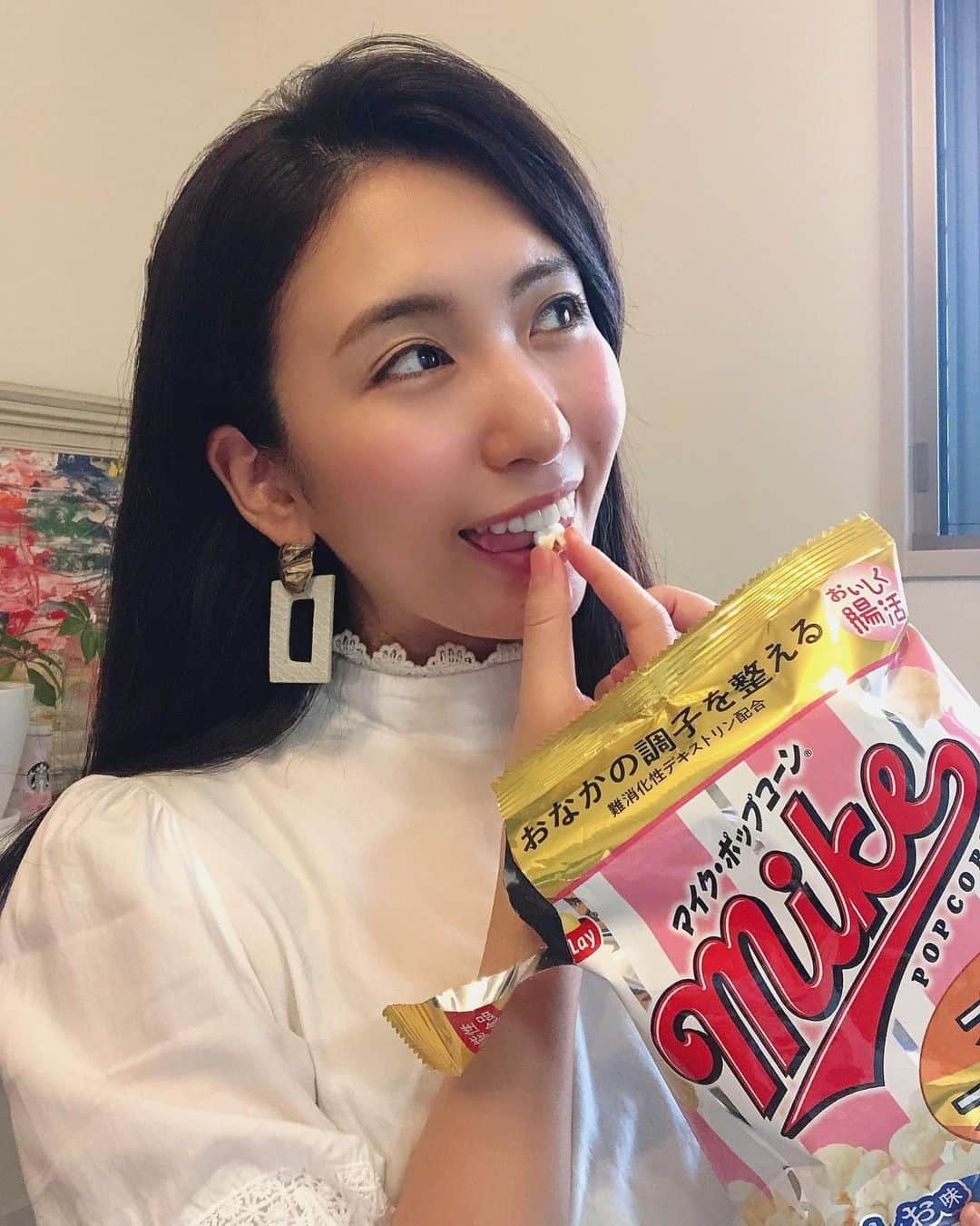 のインスタグラム：「今日はオフだから15時間も寝てたよ。。笑 （ゴルフの次の日あるある） 今の私にちょうど良いお菓子❣️ マイクポップコーン🍿 @fritolayjp @castsselect  なんとスナック菓子初の 機能性表示食品✨ お腹の調子を整える 難消化性デキストリン配合！！ 食物繊維たっぷりレタス約4個分😳 おいしく腸活できちゃう罪悪感なしのスナック菓子😚❣️ 最近チョコとかよりスナック菓子派になってるから助かる☺️☺️💕 ・ #マイクポップコーン #マイクポップコーンプラスファイバー #腸活 #スナック菓子初 #機能性表示食品 #食物繊維たっぷり #レタス約4個分 #スナック菓子派 #干物女 #だらだら休日 #mimiのオフ #キャストズセレクト #お菓子」