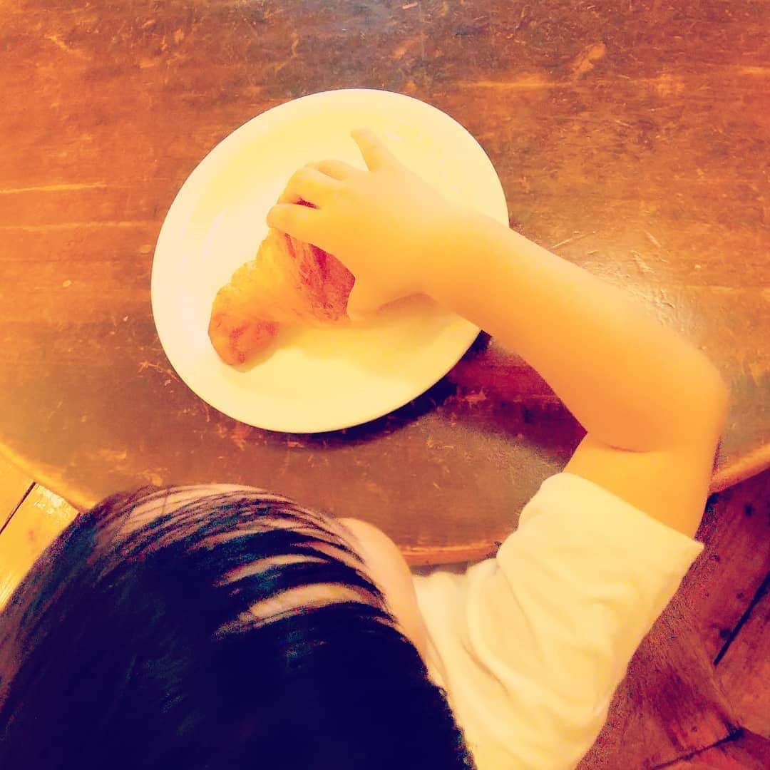 宮田愛子さんのインスタグラム写真 - (宮田愛子Instagram)「2歳。母さんもようやく落ち着いて来て、服の色を合わせてあげようと思ってきた😂  一緒に軽く外でパンを食べてみたり。 写真を撮るには食器の配置など重要よね。そろそろオシャレを意識して写真を撮る気分になるんだろうか···😆💦ちなみに 3枚目はTwitterで話題(？)の、息子の青とピンクの使い分けです😁教えてないのに···！ #意識高い感じの昔に戻りたい #でも私をよく知る人には#あなたは別に意識高くもなかったと言われそう」6月25日 17時30分 - miyata.aiko