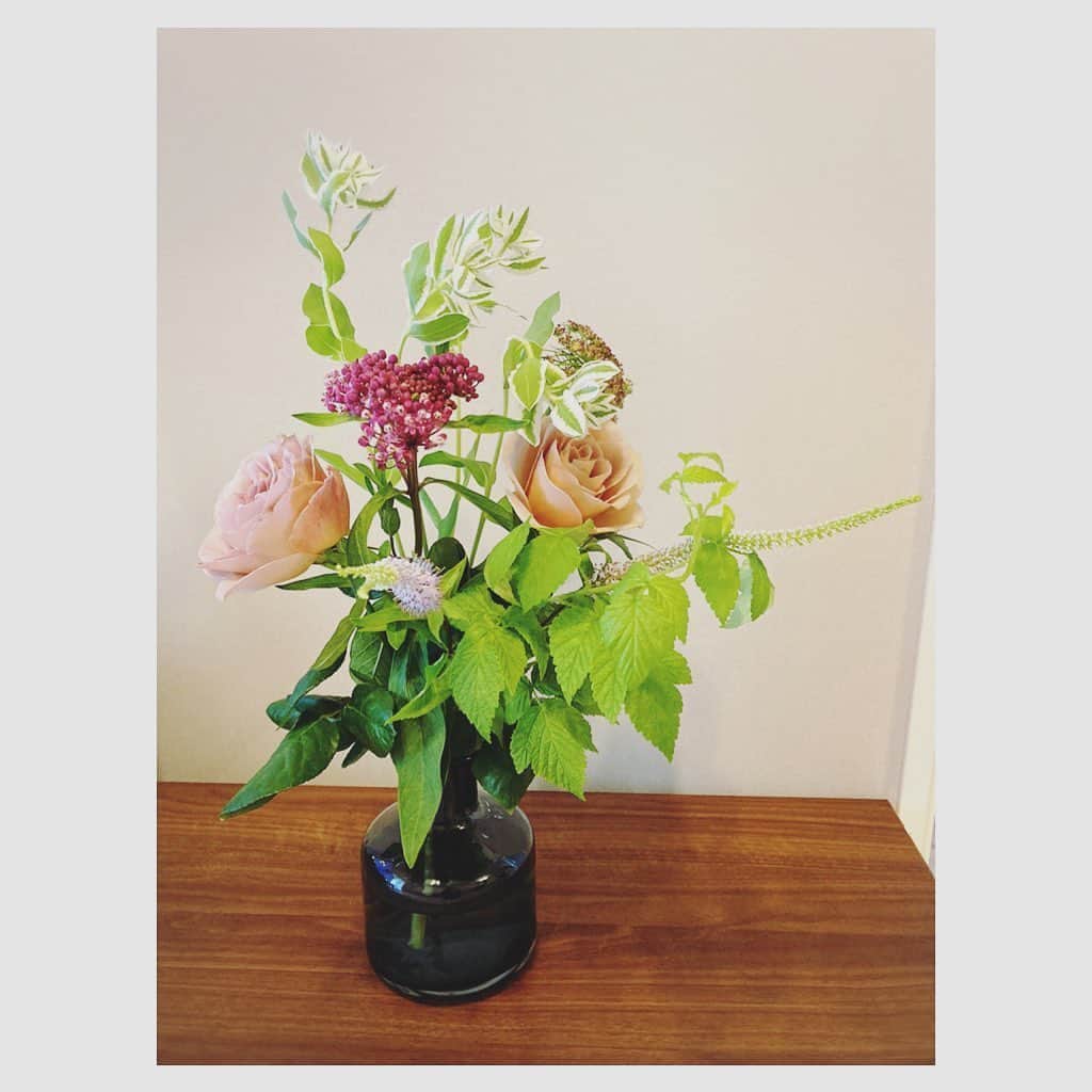 原田佳奈さんのインスタグラム写真 - (原田佳奈Instagram)「・ ・ 「カフェラテ」という品種のバラを中心に、自分で選んだ花たち。  もはやお花が欠かせない日々。  #flowers  #flowerarrangement  #カフェラテっていう可愛いバラ  #花のある暮らし」6月25日 17時38分 - kanaharada1211