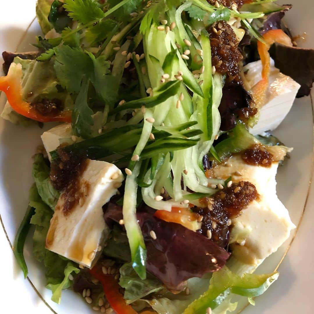 日登美さんのインスタグラム写真 - (日登美Instagram)「Tofu salad with Vegan shoyu sesame dressing✨( recipe below)  This dressing is very useful. Not only for salad but also grilled vegetables or with rice !It’s stays in fridge for more then a month ( I did for 3 months with no problem.. even taste better!) Ingredients  300cc Shoyu (Soak piece of Kombu kelp for 2-3 hour and take it out)  1( 140g) Apple 1/2 ( 60g) Onion 20g ginger  2 cloves ( 10g) garlic  1Tbsp lemon juice  1Tbsp Ogane juice  80g coconuts sugar @bigtreefarmsbali  30g rice syrup @werz.bio  2Tbsp  rice vinegar @arche_naturkueche  1Tbsp mirin( or extra rice syrup) @arche_naturkueche  1Tbsp sesame oil( you can add more if you prefer) @bioplanete_deutschland  2Tbsp roasted sesame @rapunzel_naturkost  1/4 tsp chili powder and black pepper  Directions  1. All the veggies (apple, onion, ginger, garlic, lemon & orange juice) Mixing with food processor and put in the pan. 2. Add all the ingredients except vinegar, sesame and sesame oil. Cook with medium to low heat until sugar will be dissolved. Continue cook but when it’s boiled, turn the heat out. 3. once it’s cooled, add vinegar, sesame , sesame oil, mix well. Done!  これさえあれば、な奴。冷蔵庫で切らしちゃいけない奴！ うちのでかい子はこれでサラダガツガツいく。なんなら丼のタレにもなる、肉や野菜のグリルにも最高。サラダには胡麻油を更にプラスします。冷蔵庫で一か月保存可。時間経つほど馴染んでおいしくなる。 実はこれ、おばあちゃん家の味を再現。夏休みの思い出の味🥺❤️ 材料 醤油( 昆布一片を一晩浸したもの)300cc  りんご一個 140g 玉ねぎ1/2個　60g しょうが 20g ニンニク 10g レモンとオレンジジュース　大さじ1ずつ  ココナッツシュガー　80g 米飴　30g みりん　大さじ1 酢 大さじ2 胡麻油　大さじ1 いりごま　大さじ2-3 チリ、胡椒、小さじ各1/4  作り方 1.りんご、玉ねぎ、しょうが、ニンニク、レモン、オレンジジュースをフードプロセッサーで攪拌する。 2.鍋に酢、胡麻油、胡麻以外の全ての材料をいれ、弱火からちゅうびにかけ砂糖が溶けるまで煮る。一度沸騰させたら火を止める。 3.粗熱とれたら酢、胡麻油、胡麻を加え混ぜて完成。 #vegan #organic #easyrecipe #berlin #food #hitomisküche」6月25日 17時45分 - hitomihigashi_b