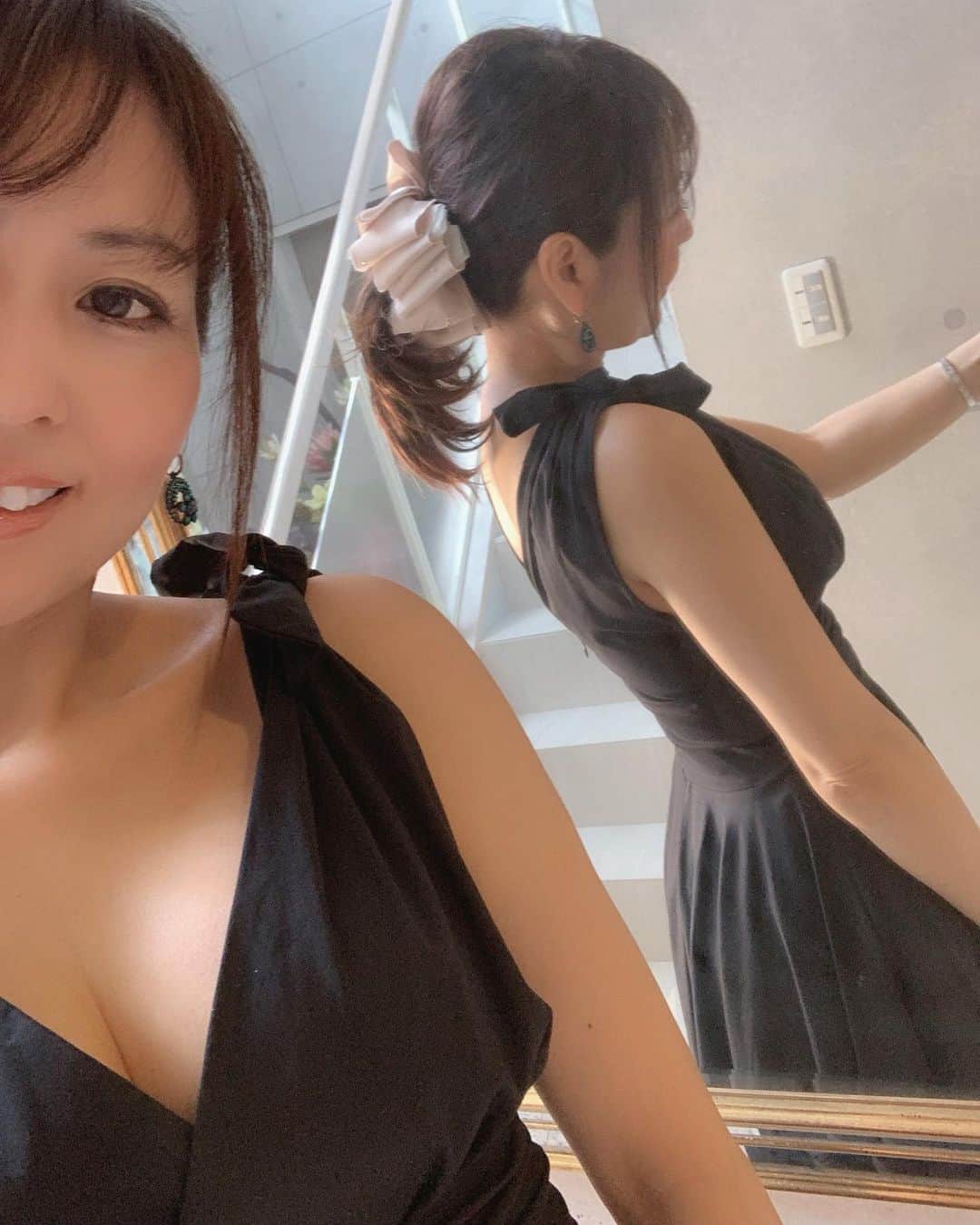 のインスタグラム：「こんばんは♡ おつかれさまです♡ ・ お昼に投稿した写真の上はこんな感じでした！ワンピース🖤 これ去年  @jsfashion.jp  さんで購入した👗 今年も売ってるよ👌イエローも買おうかな💛 ・ ウエストもキュッとしまってて胸元のブイラインも素敵✨気に入ってるから今年も着よう🖤 鏡使って撮るのも楽しいな💕笑 ・ ・ #ワンピース#楽ちん#夏コーデ#ファッション#ブラックコーデ #自撮り#鏡越し#私#fashion#code#japanesegirl #アラフィフ女子」