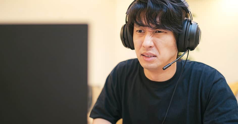 大川竜弥のインスタグラム：「「オンラインゲームをプレイする男性」のフリー素材です。 #razer #フリー素材」