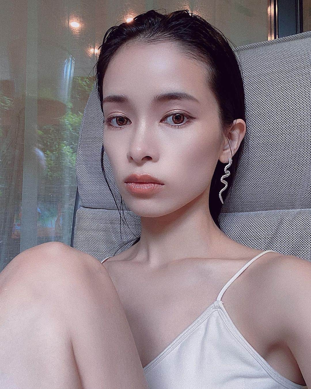尾崎紗代子さんのインスタグラム写真 - (尾崎紗代子Instagram)「本日２０時より発売の ロープスネークピアス。 シルバージュエリーブランド @johan_silverman_paris とのコラボレーションアイテム。 MONEとしてはシルバーを出すのは 初の試みですが、 johanshilvermanの熟練の職人さんが 一点一点丁寧に作り出す物なので 自信ある逸品に仕上がりました。 シルバー925とダイヤモンドのバランスが最高に美しいです。 この価格で本物のジュエリーが手に入るのは 稀なので是非この機会にチェックして頂きたい。 普段シルバーを付けなかった私でもこれだけは別格。 これ一つでとにかくかっこよく見えちゃうアイテムです。 . JOHAN SILVERMAN X MONEROPE SNAKE EARRING (pair) silver925 x diamond¥44,000(+tax) . @johan_silverman_paris  @mone_official_account . #johansilverman #johansilvermanparis  #MONE #collaboration #silver925 #silveraccessory」6月25日 17時49分 - osayo_osayo