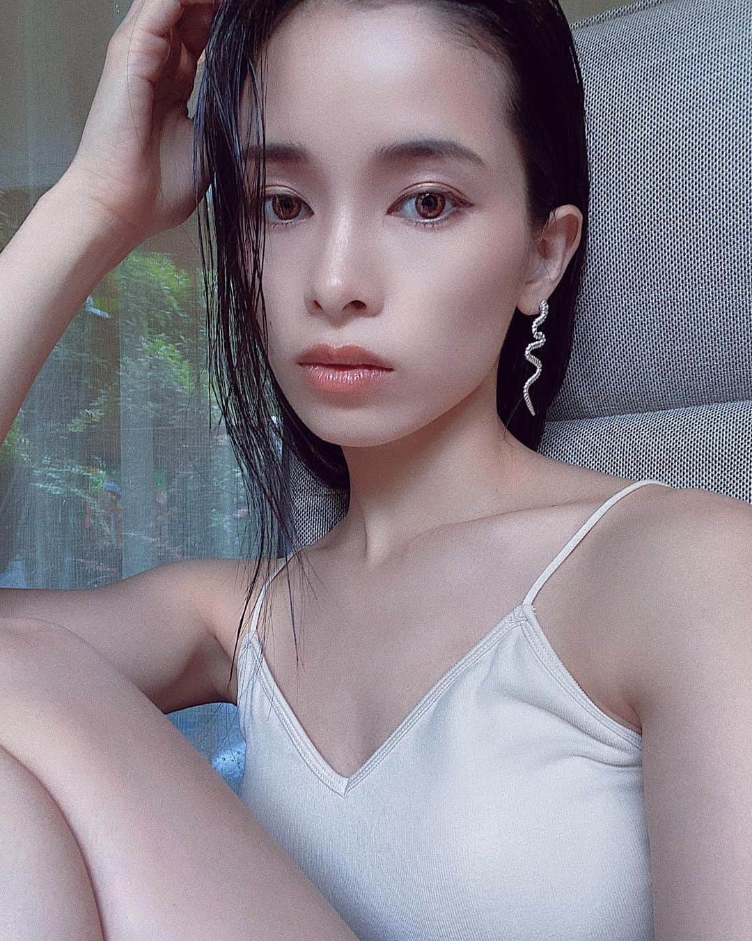 尾崎紗代子さんのインスタグラム写真 - (尾崎紗代子Instagram)「本日２０時より発売の ロープスネークピアス。 シルバージュエリーブランド @johan_silverman_paris とのコラボレーションアイテム。 MONEとしてはシルバーを出すのは 初の試みですが、 johanshilvermanの熟練の職人さんが 一点一点丁寧に作り出す物なので 自信ある逸品に仕上がりました。 シルバー925とダイヤモンドのバランスが最高に美しいです。 この価格で本物のジュエリーが手に入るのは 稀なので是非この機会にチェックして頂きたい。 普段シルバーを付けなかった私でもこれだけは別格。 これ一つでとにかくかっこよく見えちゃうアイテムです。 . JOHAN SILVERMAN X MONEROPE SNAKE EARRING (pair) silver925 x diamond¥44,000(+tax) . @johan_silverman_paris  @mone_official_account . #johansilverman #johansilvermanparis  #MONE #collaboration #silver925 #silveraccessory」6月25日 17時49分 - osayo_osayo
