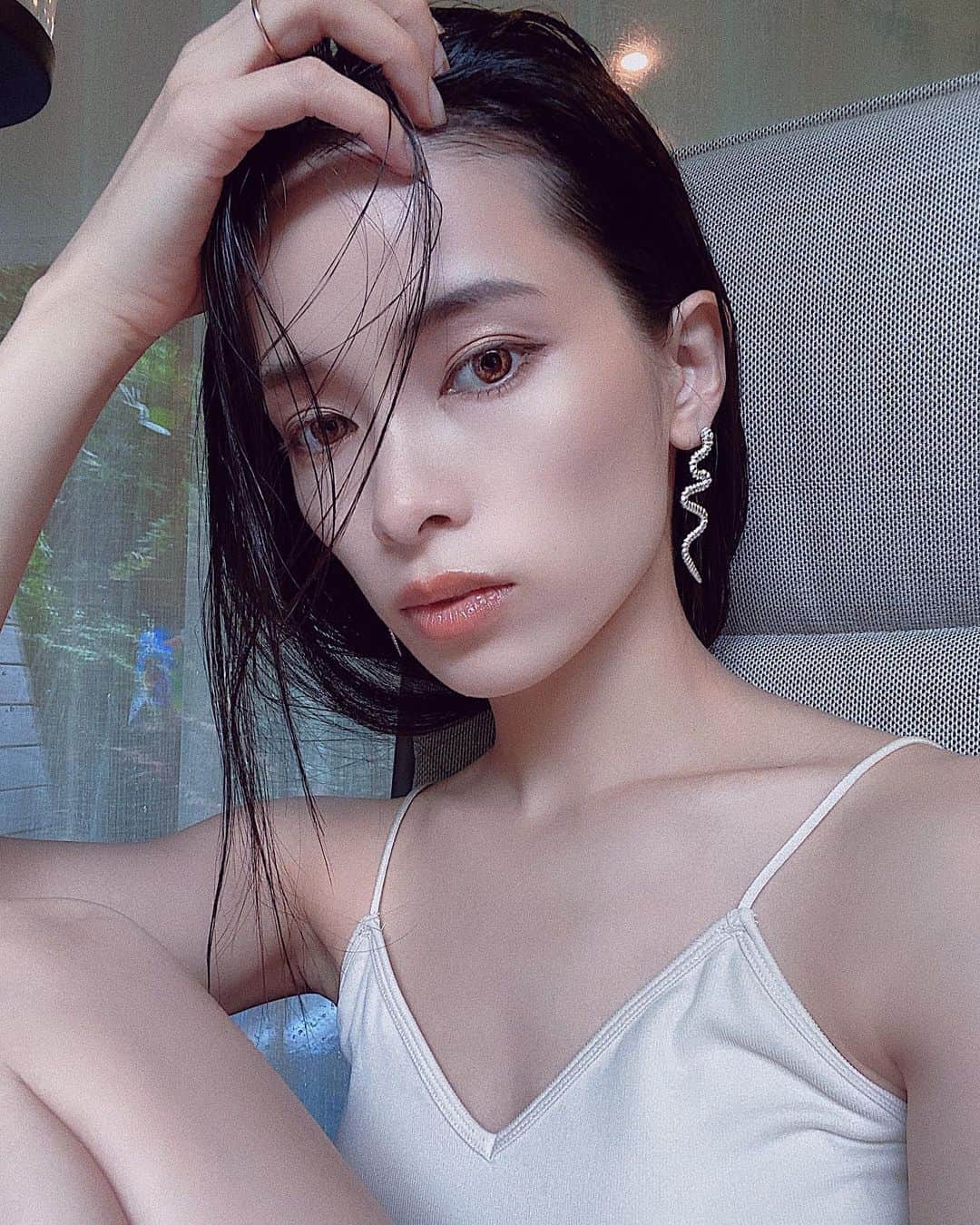 尾崎紗代子さんのインスタグラム写真 - (尾崎紗代子Instagram)「本日２０時より発売の ロープスネークピアス。 シルバージュエリーブランド @johan_silverman_paris とのコラボレーションアイテム。 MONEとしてはシルバーを出すのは 初の試みですが、 johanshilvermanの熟練の職人さんが 一点一点丁寧に作り出す物なので 自信ある逸品に仕上がりました。 シルバー925とダイヤモンドのバランスが最高に美しいです。 この価格で本物のジュエリーが手に入るのは 稀なので是非この機会にチェックして頂きたい。 普段シルバーを付けなかった私でもこれだけは別格。 これ一つでとにかくかっこよく見えちゃうアイテムです。 . JOHAN SILVERMAN X MONEROPE SNAKE EARRING (pair) silver925 x diamond¥44,000(+tax) . @johan_silverman_paris  @mone_official_account . #johansilverman #johansilvermanparis  #MONE #collaboration #silver925 #silveraccessory」6月25日 17時49分 - osayo_osayo