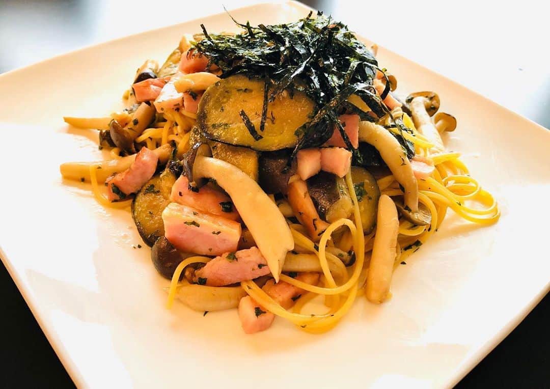 のインスタグラム：「自炊  ナスとしめじとベーコンのスパゲッティ  #ナス #しめじ #ベーコン #醤油 #バター #オリーブオイル #茹で汁 #海苔  #スパゲッティ今井」