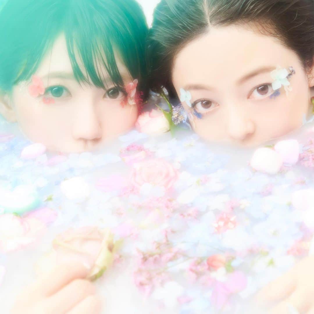 マコ・プリンシパルのインスタグラム：「まこみなみん（ @macominaming ）👭 新しい私達の写真を撮影しました🌈✨ ・ 📸　@moeeeeko28 💄　@jjstagram_make_up」