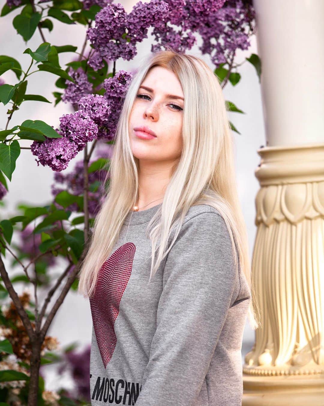 ALINA AKULAのインスタグラム：「Солнце светит - но не греет, отпуск греет - но не светит. Make #money  Make #friends  Make #plans」