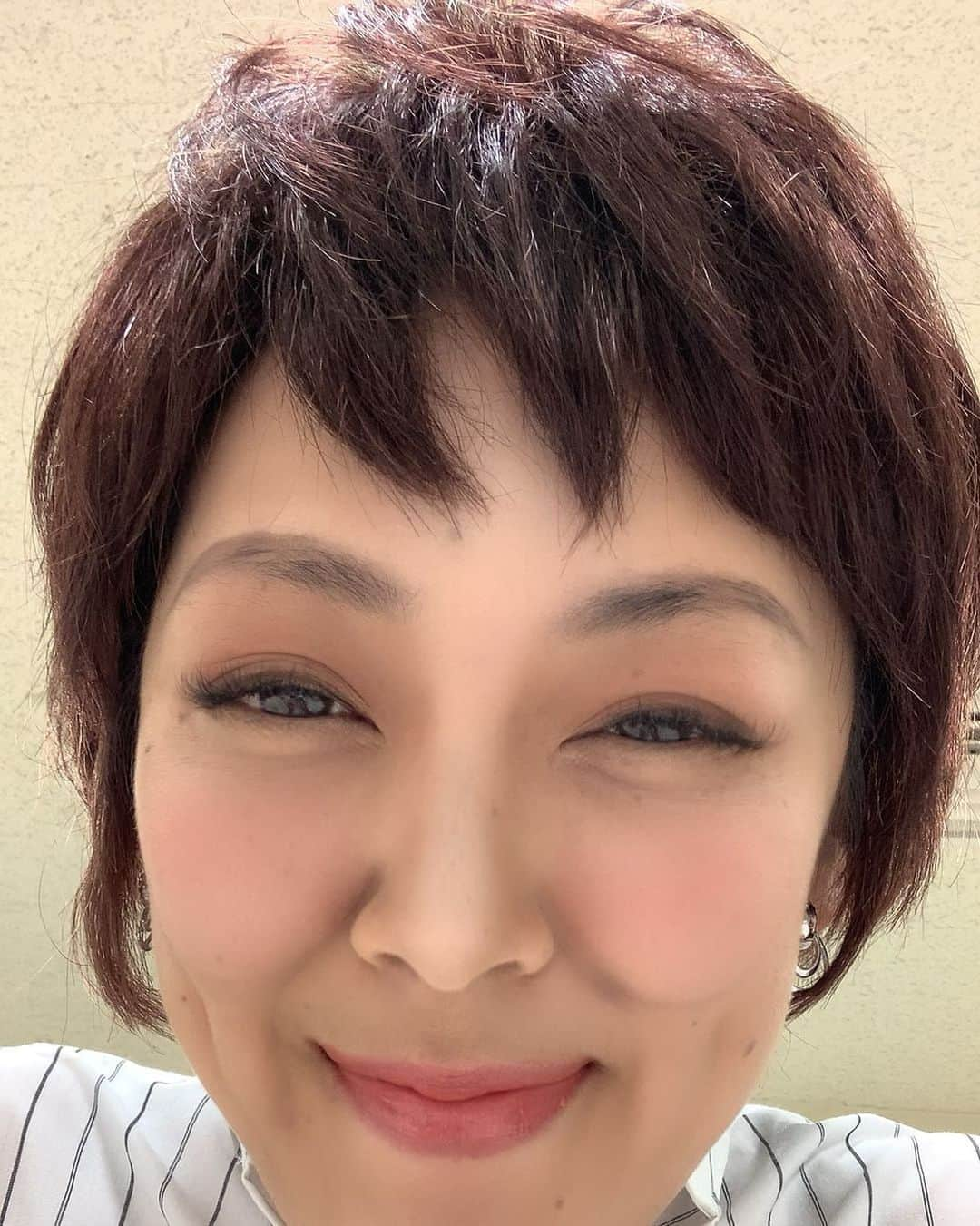 みかんさんのインスタグラム写真 - (みかんInstagram)「マネもの‼️ 室井佑月さんのマネは一番似ていたのは髪型だな(笑) 私的にまだまだクオリティをあげないといけないと思ってるから、どこかでまた放出したい💖 でも、トイレに行く時オシッコを区切ると将来、良いことあるらしい🚽by室井 #マネもの #室井佑月　さん #ものまね #ひるおび研究 #今回はYouTubeを見た #髪型似てる #このカツラほしい」6月25日 18時07分 - mikan02241984