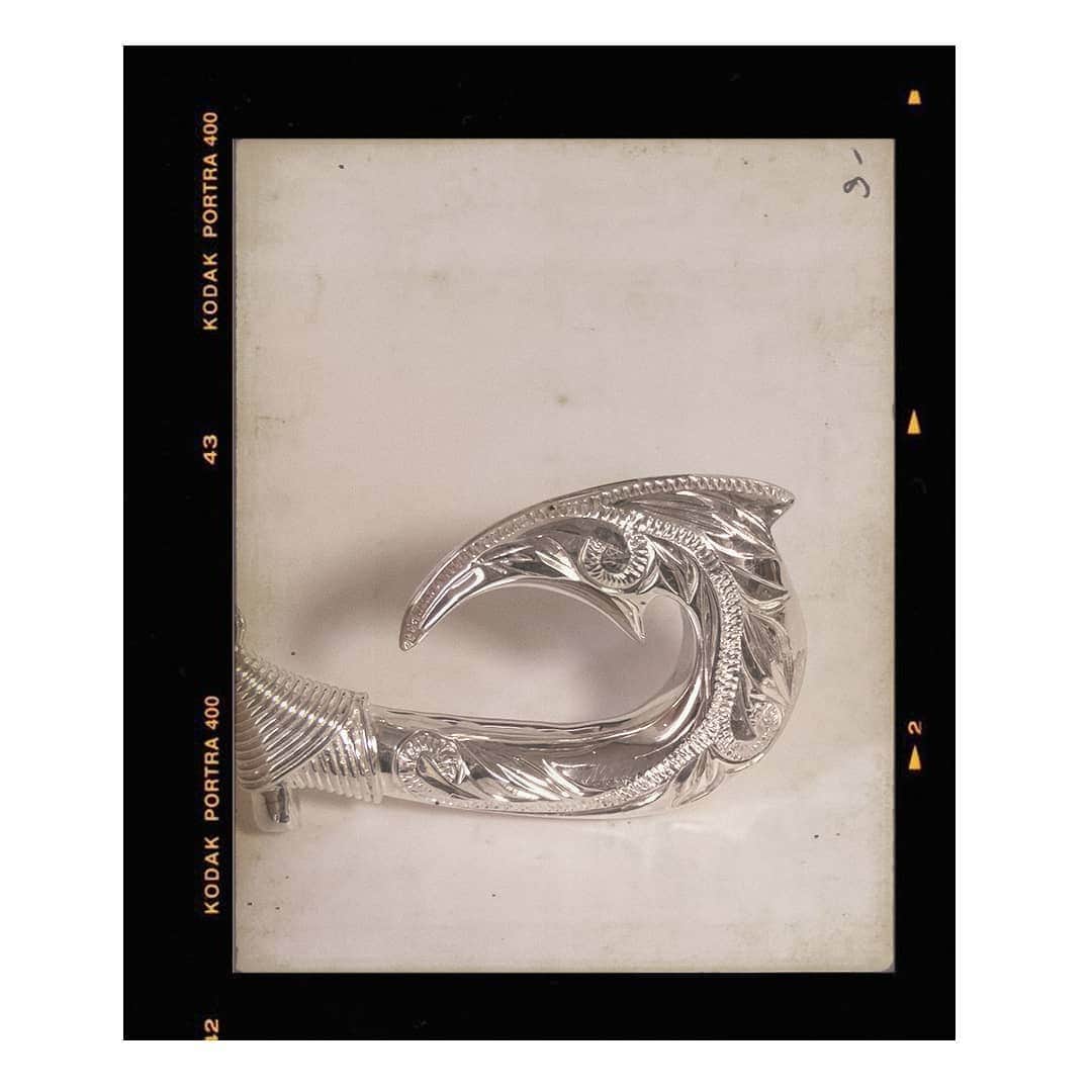 Maxi Hawaiian Jewelryさんのインスタグラム写真 - (Maxi Hawaiian JewelryInstagram)「Tribal fish hook pendant hand engraved Hawaiian waves and maile leaves design. #maxi #maxihawaiianjewelry #hawaiianjewelry #hawaiianheirloom #hawaii #hawaiian #aloha #present #gift #hoomanaomau #pendant #fishhook #マキシ #マキシハワイアンジュエリー #ハワイアンジュエリー #ハワイ #ハワイアン #アロハ #プレゼント #ギフト #ホオマナオマウ #横浜 #みなとみらい #マリッジリング #エンゲージリング #ペンダント #フィッシュフック」6月25日 18時14分 - maxi_japan_official