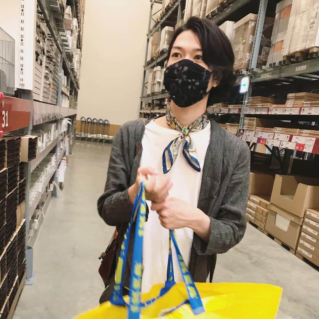 龙のインスタグラム：「IKEAいった。  #スカーフ #evameva  #munozvrandecic  #マスク  #fashion #coodinate #outfit #style #wear  #instaphoto #instagood #instafashion #mensfashion #menstyle #follow #me #vintage #今日の服 #时尚 #패션 #ファッション #コーデ #メンズウェア #メンズファション」