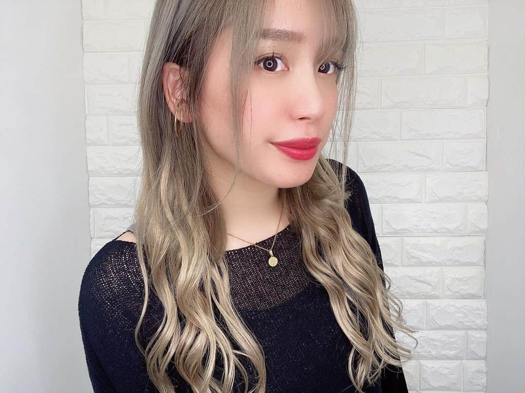 acaneのインスタグラム：「・ イメチェン♻️💇‍♀️ 前髪薄く作ってもらったよ☺️ めんどいときは今まで通り流す。笑笑 ・ 高校生の時ぶりにエクステも！！！ エクステはシールでも編み込みでもなくて プルエクステというものです🥺❤️ ・ みんなどうかな？🥺🥺🥺 ・ 原宿のFi-Ne  @fi_ne_harajuku @pullexte_official  担当 りのちゃん❤︎ @fi_ne.rino ありがとうございました💐 ・ #イメチェン #エクステ」