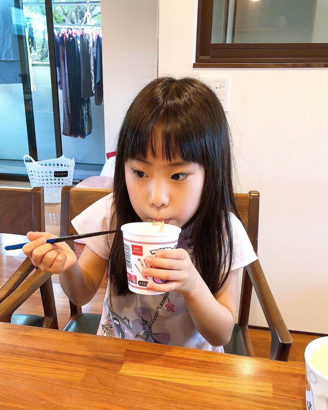 みきママさんのインスタグラム写真 - (みきママInstagram)「【おやつはブタメンです！！】﻿ ﻿ ﻿ ﻿ ﻿ ﻿ 杏ちゃん「おやつはブタメンにしよう！！」ってさ。﻿ ﻿ ﻿ ﻿ ﻿ ﻿ ﻿ ﻿ また？昼は塩ラーメンだったよね？﻿ ﻿ ﻿ ﻿ ﻿ ﻿ ﻿ ﻿ ﻿ ﻿ 杏ちゃん「ブタメンはおやつだからいいでしょ？」ってさ。﻿ ﻿ ﻿ ﻿ . . ﻿ ﻿ カップラーメンマンか？﻿ ﻿ ﻿ ﻿. . . . 杏ちゃん「うまー。」おばさんみたいな顔して食べんな。 ﻿. . . ﻿ #みきママ #ブタメン #ポッキンアイス ﻿」6月25日 18時19分 - mikimama_official