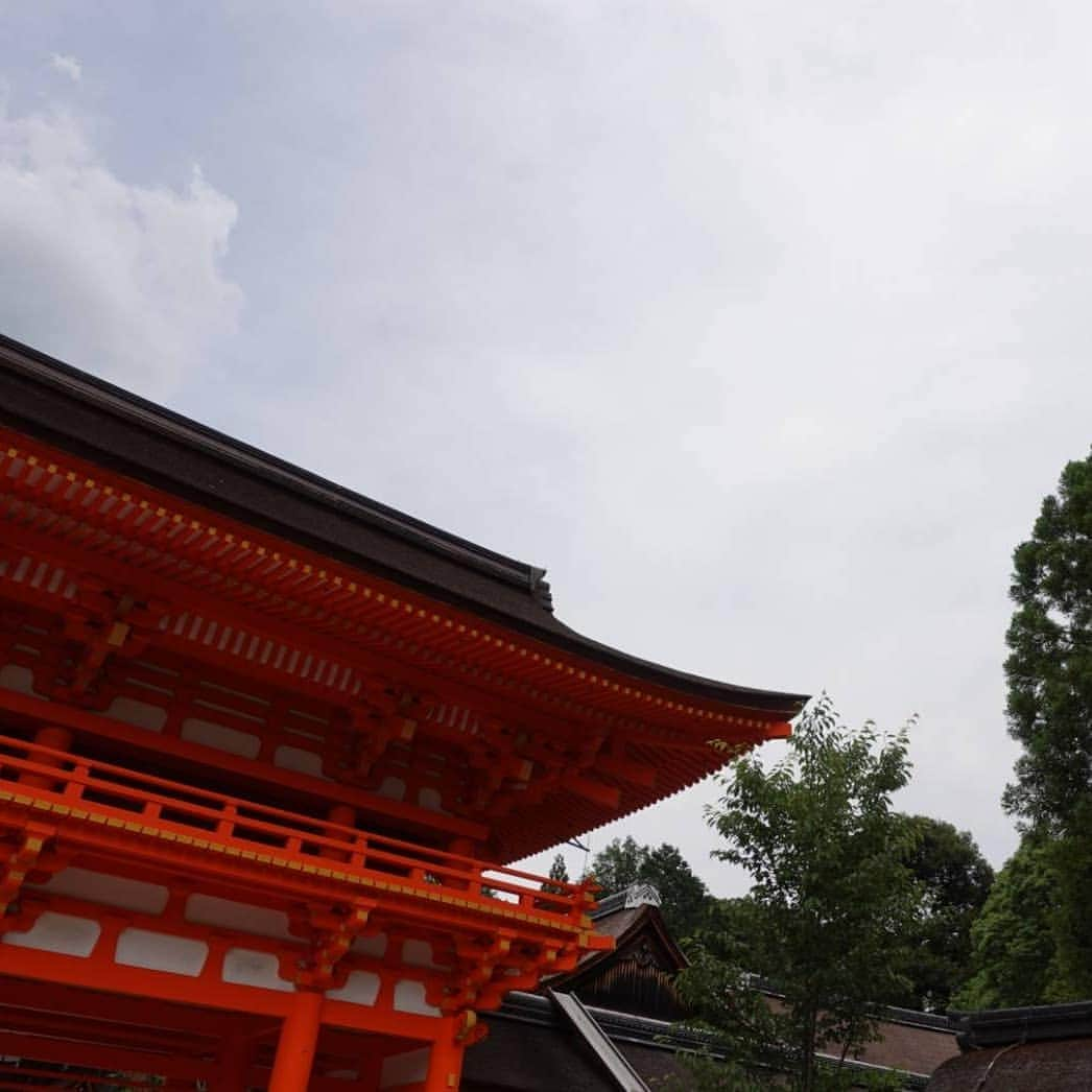 荒木悠司のインスタグラム：「* * *  先日、 令和2年6月22日(月) 11:22頃  世界文化遺産の 賀茂別雷神社(通称は上賀茂神社)へ 妻の茜衣(あかね)と親しい友と ３人でご祈祷をしていただきました。 * *  宮司様に 繋いでいただき 神様の御告げ 八咫烏の御告げを頂戴し 不思議な感覚と心に刻ませていただき誠にありがとうございました。 * *  輪廻転生 今世での僕の人生の表と裏の役目を邁進して参ります。 * * * * * * * * 8  #JAPAN #日本 #京都 #東大阪 #神 #世界文化遺産 #御天道様 #天皇 #正義 #賀茂別雷神社 #上賀茂神社 #異常気象 #自民党 #国会 #政治家 #官僚 #権力者 #芸能界 #経営者 #荒木悠司 #荒木茜衣 #プリンスエンターテインメント」