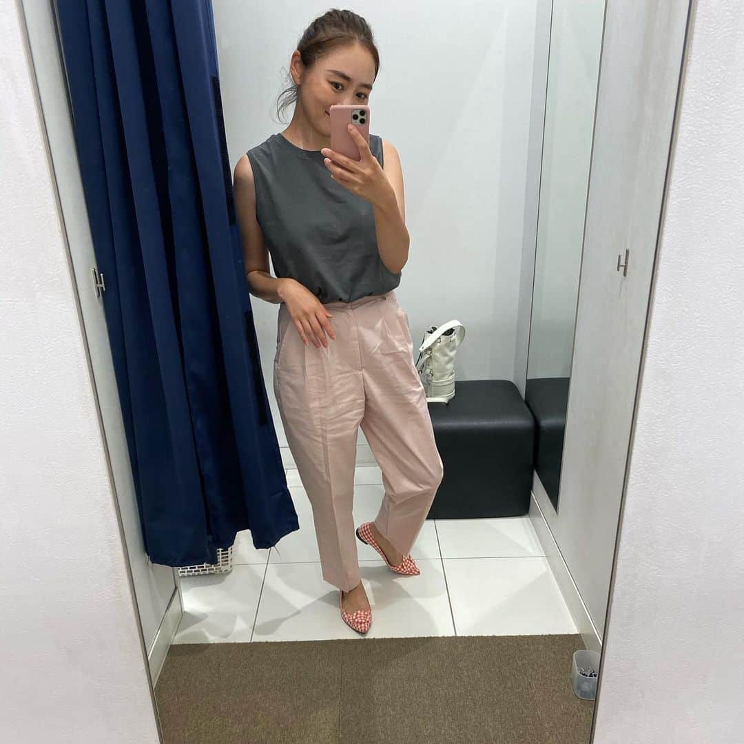 Keikooooooのインスタグラム：「この間は、UNIQLOを着て、 UNIQLOさんへ🚗 @mite__official さんのパンツは、 水色パンツを買って、すっごく使えたので、 色違いをリピート♡ ヘビロテの予感しかしません♡ topsは、昨日載せたものです♡ . 🎽 @uniqlo #uniqlo 👖 @mite__official #mite_official 👠👜 @ohgaofficial #ohga」