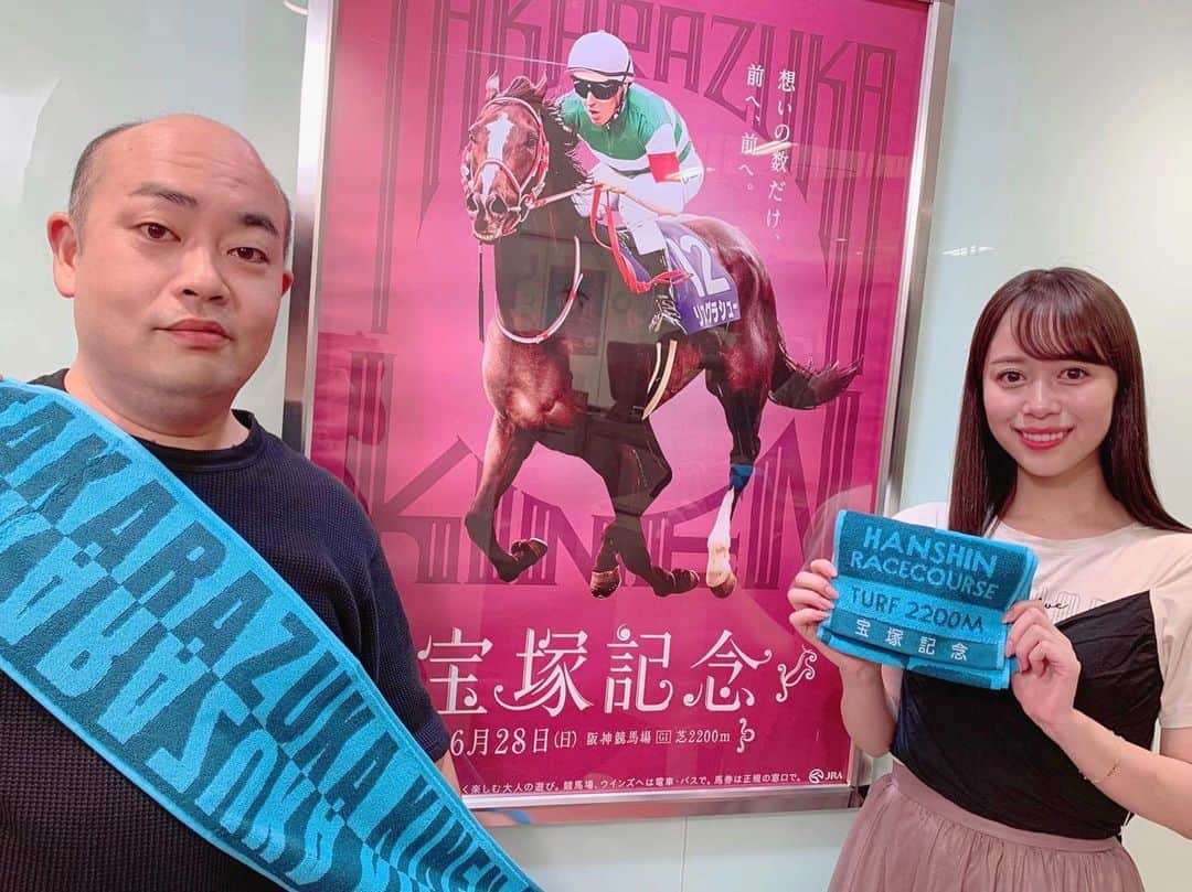 國嶋絢香さんのインスタグラム写真 - (國嶋絢香Instagram)「宝塚記念🏇✨ リスちゃんのあの素晴らしい走りを見てから一年って本当に早いよなぁ🥺表彰式の後、担当の北口さんが「お待たせ〜♪」って笑顔でリスグラシューに駆け寄って行く微笑ましい姿を今でも鮮明に覚えています💓 . 今週のトレまるは、、 宝塚記念の出走馬の情報を盛り沢山でお届けします♪ どの子に電話取材📞したのかお楽しみに😘 今夜23時から📺✨ . . #JRA #競馬 #G1 #宝塚記念 #リスグラシュー #2枚目の林さんの顔😂🤚🏽 #障害レース大好き林さん #土曜日の東京ジャンプSも楽しみです♪ #トレセンまるごと情報局」6月25日 18時35分 - ayakakunishima