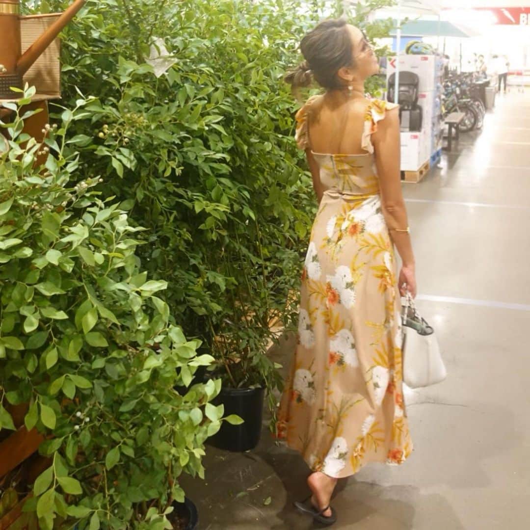 のインスタグラム：「今日もワンピ🙄 いつも無地だけどたまには花柄なんて着てみたり🌺 背中がパンパンギリチャック上がった🤐 いつかのコストココーデ  ワンピ　#balibiki  サンダル　#tkees bag  #stateofescape」