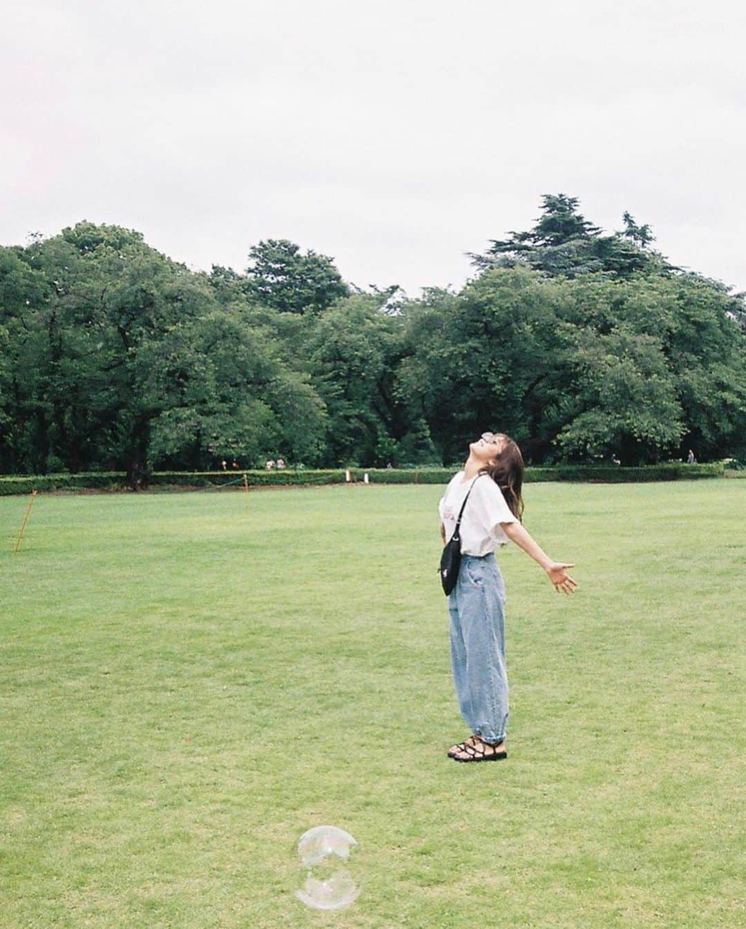 高嶋菜七さんのインスタグラム写真 - (高嶋菜七Instagram)「しゃーぼんだまとんだー 屋根までとんだー  #シャボン玉 #フィルムカメラ  #filmphotography」6月25日 18時28分 - nana_takashima_tpd