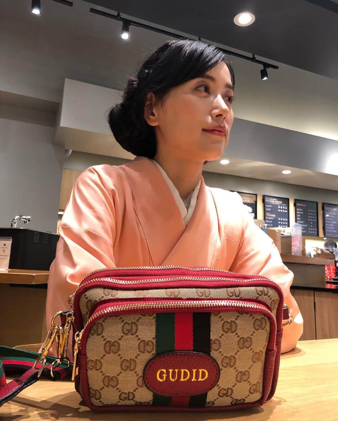与座よしあきのインスタグラム：「GUCCI(グッチ)ではなくGUDID(グディド)を持つワイフ。」