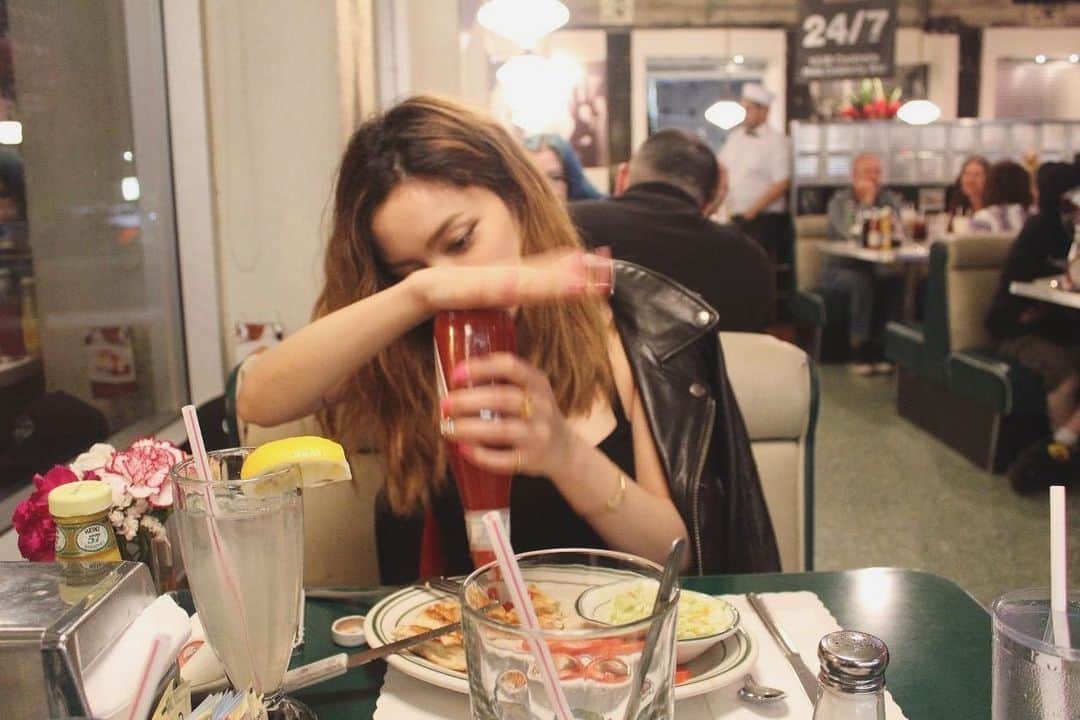 ステファニーのインスタグラム：「🇺🇸🍟🍽❤️🌙 夜遊びして、お腹が空いて入る 深い時間のダイナーの雰囲気が好き。」