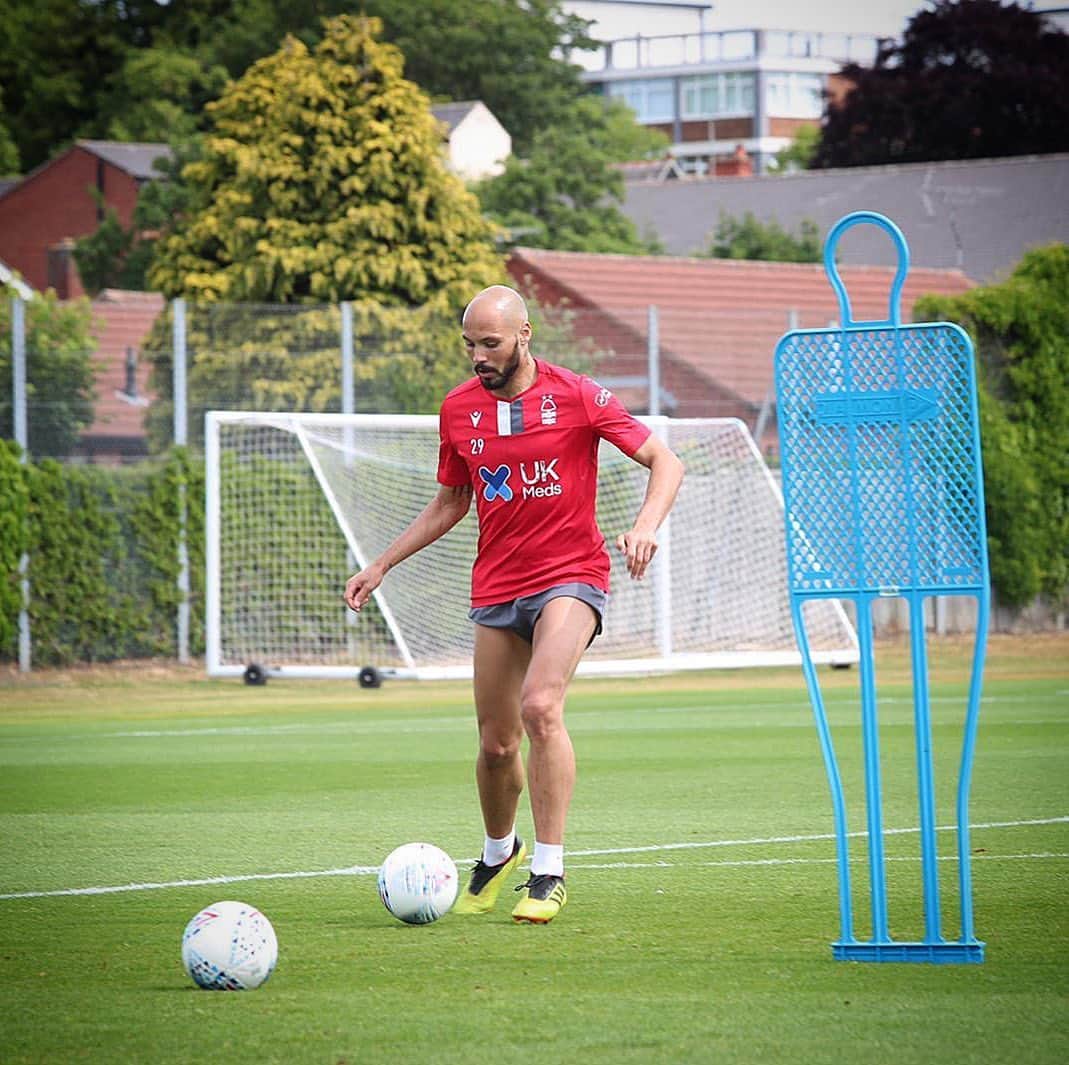 ヨアン・ベナルアンのインスタグラム：「Busy time....⚽️🦅」