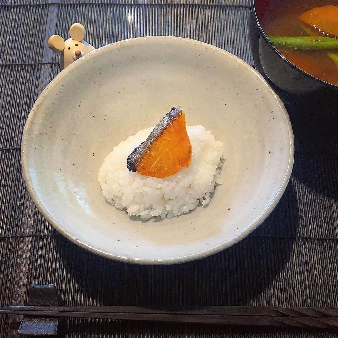 榊山敬代のインスタグラム：「🍚🥢🐟✨ … ・ シトシトと  雨の日ランチは 焼き魚気分の巻  お買い得で小ぶりな鮭さんは ランチに丁度よいサイズにて  炊きたて土鍋ごはんの丘にのせて シャケ弁みたいに盛り付けて完成  白米と相性よろしくて また買ってみようかな  さて  きょうの午前は４年に一度の ガスのメンテナンスでしたが  電力自由化で東京電力から東京ガスの 電気へと契約を変更できるご案内にて  今までの電気代を見ていただいたら 月々◯千円弱と少しお安くなるとの ご案内にその場で東京ガスの電気へ  変更…💡… ・ ・ 手続きは５分程にて とても助かりました  またお得なことに鍵にまつわることや いろいろなサポートもついてるようで サービスも工夫されていてうれしい時  ところでガス点検のおわりに 震度５の揺れでガスがとまる 話しになりまして今朝地震が ありましたから改めて防災の 意識が高まったひとコマです  ４年前におもいました事は 今日もおもいまして今から ４年後はどうなっている哉… ・ ・ 🙄💭… ・ ・ 最近時代の変化が速いので 未来が読めない時代だけど  どんな時代になりましても つねに心は正直でいたいな 最近心の焦点をリセット中 ・ ・ 🔎💛💭… ・ ・ #おうち時間 たのしもう週間 #おうち大好き #stayhome ・ ・ ・ ・　 #salmon #鮭 #お魚 #fish #焼き魚 #鮭弁 風 #ご馳走 #白米 #おうちランチ  #ランチ #lunch  #おうちごはん #和食 #カレー #curry  #カレースープ #food #土鍋ごはん#artist #kitchen #cooking #日本画家 の #お料理こんなもん #信楽焼  #器 #うつわ　 #電力自由化」