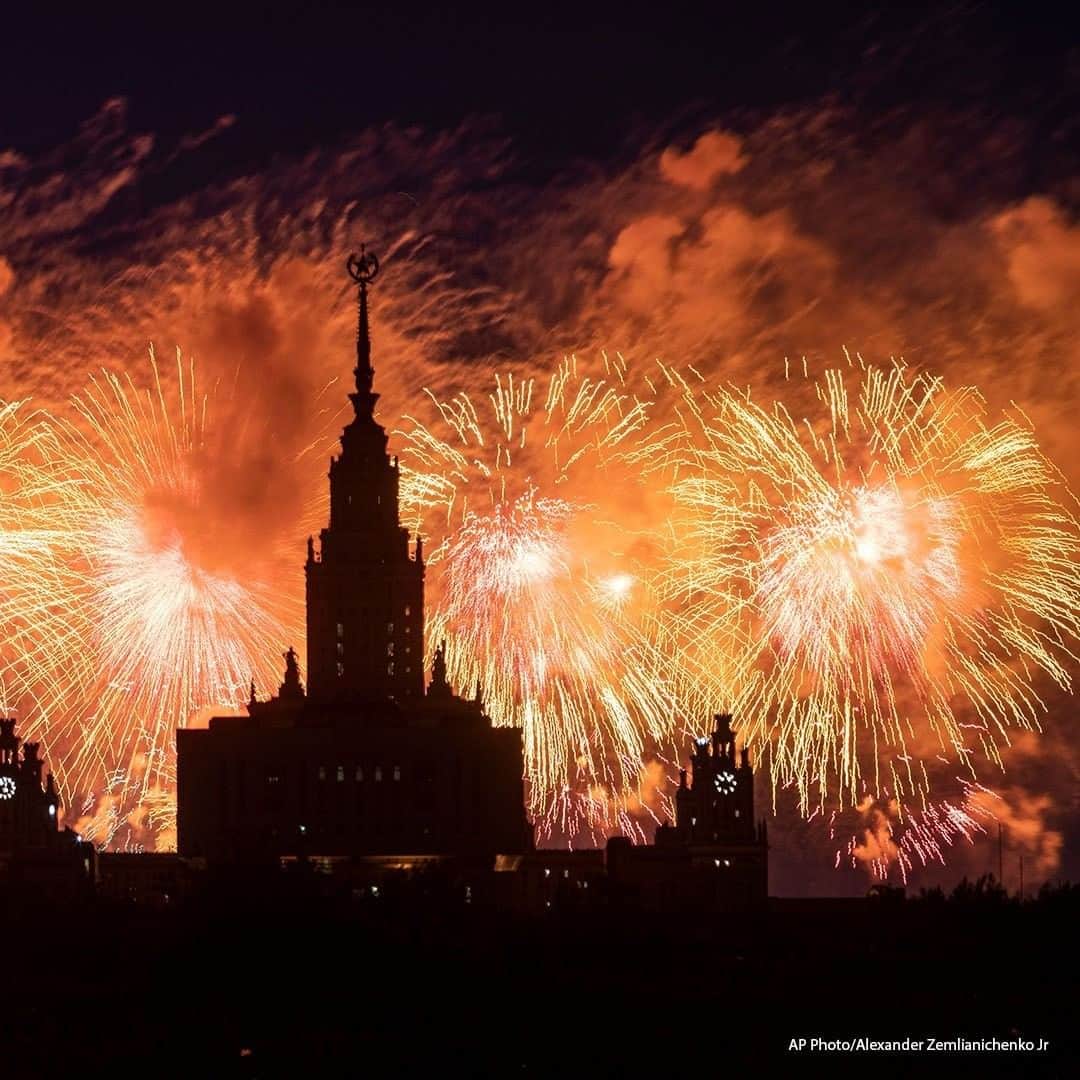 ABC Newsさんのインスタグラム写真 - (ABC NewsInstagram)「Fireworks explode over the Moscow's University during the celebration of the 75th anniversary of the Nazi defeat in World War II in Moscow, Russia. The Victory Day parade normally is held on May 9, but this year it was postponed due to the coronavirus pandemic. #russia #victoryparade #fireworks」6月25日 19時00分 - abcnews