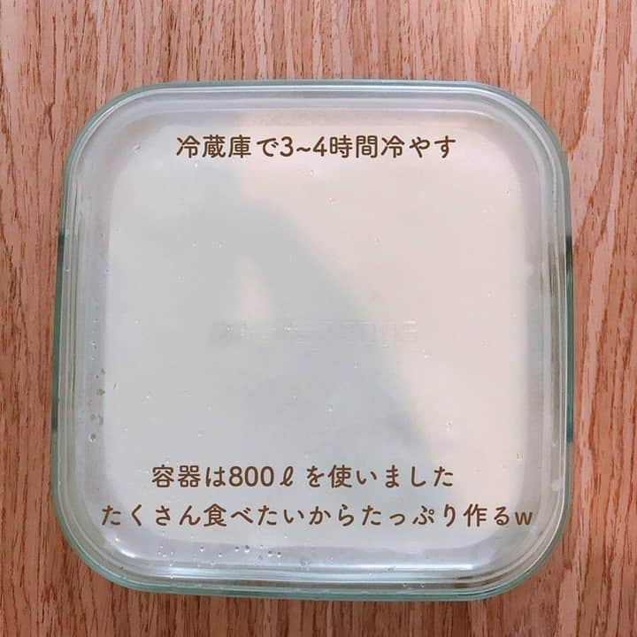 LUCRA（ルクラ）さんのインスタグラム写真 - (LUCRA（ルクラ）Instagram)「【簡単お豆腐ティラミス】﻿ ﻿ ﻿ 以前にもパルテノ使ったティラミスを載せたことは﻿ ありますが、今回はパルテノ＋豆腐で﻿ カロリー大幅カット&節約を意識して作ってみました！ ﻿ ﻿ ※絹ごし豆腐、砂糖不使用のパルテノを使っています🙇‍♀️ ﻿ ﻿ ﻿ パルテノをクリームチーズ🧀に替えると﻿ より濃厚でティラミス感増すと思いますので﻿ お好きな方でやってみてくたさい❣️ ﻿ たくさんティラミス食べたい気分だったので﻿ 罪悪感少ないし、オレオのバニラ感もあるので﻿ 豆腐&パルテノが私的には今の気分です🥰﻿ ﻿ ﻿ 甘さは控えめなので足したい方は﻿ 砂糖大4~くらいがおすすめです☺︎﻿ ﻿ ﻿ ﻿ 豆腐は最初水切りが甘かったのかドリンク状﻿ だったので笑　しっかり水切りした方が良いです！　﻿ オレオも潰さずそのまま乗せちゃったほうが﻿ 簡単だし時短にもなります🥳　﻿ 適当に剥がして1枚を2枚にすると﻿ 8〜9枚(オレオ1袋分)で済むのでおすすめです！﻿ め~っちゃズボラだけど、見た目何とか﻿ ティラミスみたいになってるので良しとします！😂💓﻿ ﻿ ﻿ あ、容器は800ℓじゃなくて0.8ℓです🦕 ﻿ㅤㅤㅤㅤㅤ ﻿Text and photo by @sasa_05_06  ㅤㅤㅤ ㅤㅤㅤ ㅤㅤ ㅤㅤㅤㅤㅤㅤㅤㅤ ㅤㅤㅤ LUCRAアプリでレシピの記事をcheckしてみてね♡ ㅤㅤㅤ ﻿ ﻿#ごはん日記 #おうちご飯 #自炊記録 #今日の献立 #自炊 #自炊生活 #自炊女子 #自炊記録 #節約術 #節約ごはん #シンプルな暮らし #娘に伝えたいレシピ #簡単ほめらレシピ #お昼ごはん #クッキングラム #デリスタグラマー #おうちごはん #食費節約 #おうち時間 #ダイエット﻿﻿﻿ #料理初心者 #牛肉 #ローストビーフ丼﻿ #おうちレストラン #手抜きごはん」6月25日 19時10分 - lucra_app