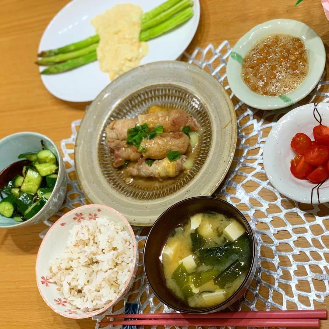 奥山夏織さんのインスタグラム写真 - (奥山夏織Instagram)「最近毎日ご飯を作っているので、ご飯ネタが溜まってます😂メインの大葉とチーズの豚肉巻きは好評でした✌️✨ ・ 🍴#大葉とチーズの豚肉巻き 🍴#アスパラガス 🍴#きゅうりと塩昆布の和え物 🍴#納豆#ミニトマト#お味噌汁#押麦入りご飯 ・・・ #かおりずキッチン #cooking #料理 #主婦料理 #OL料理 #クッキング #ご飯#foodinsta #food #foodstagram #おうちご飯 #お家ごはん #晩ご飯 #晩ごはん」6月25日 19時04分 - okuyama_kaori