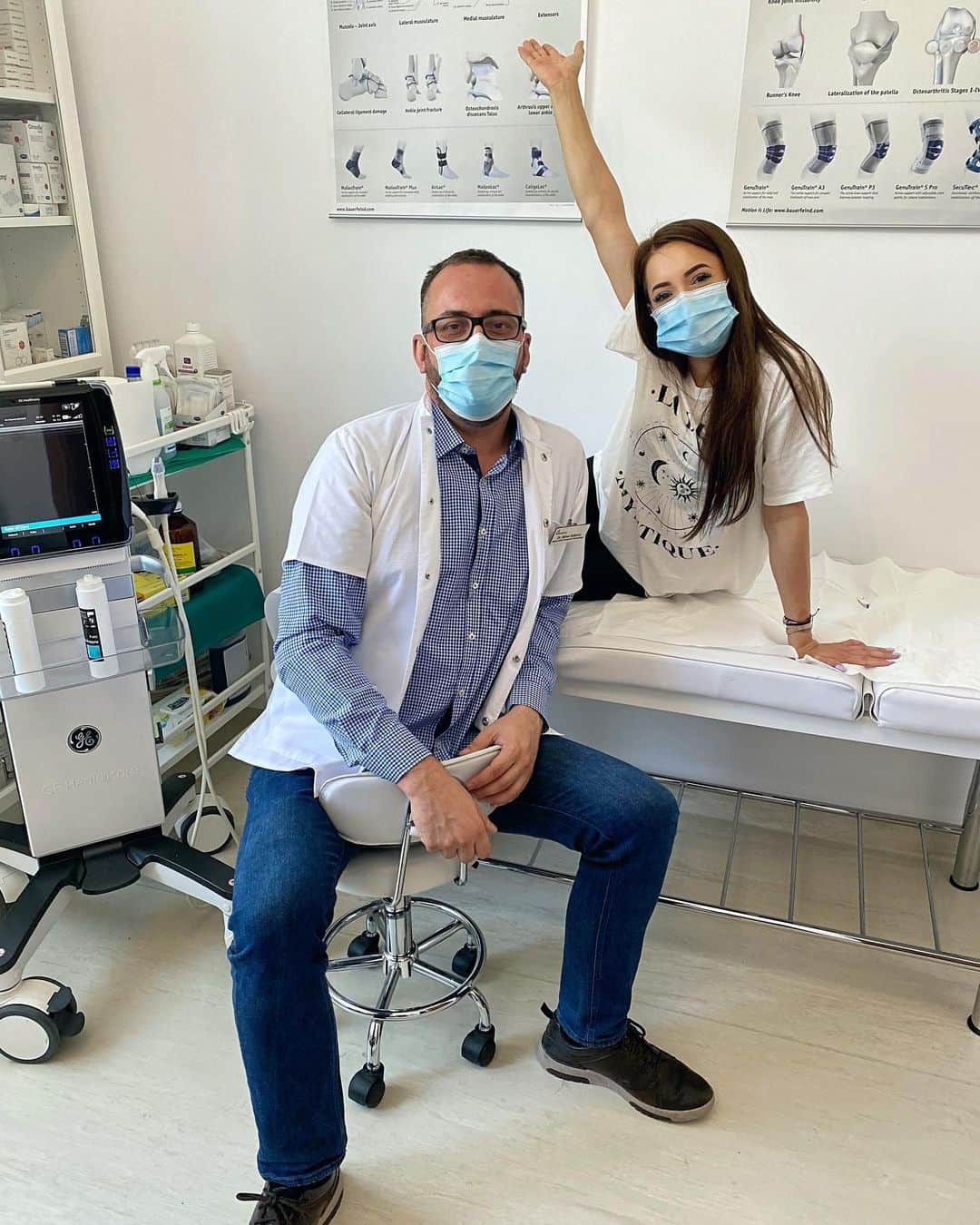 ラリサ・ヨルダケのインスタグラム：「Un control 100% corect.  Se pare ca tendonul achilian arata bine si este din ce in ce mai puternic piciorul meu.  Multumesc domnul doctor @mihairascu ! 🙌💪❤️ Cu masca si fara masca pentru ca zambetul nostru sa se poata vedea.」