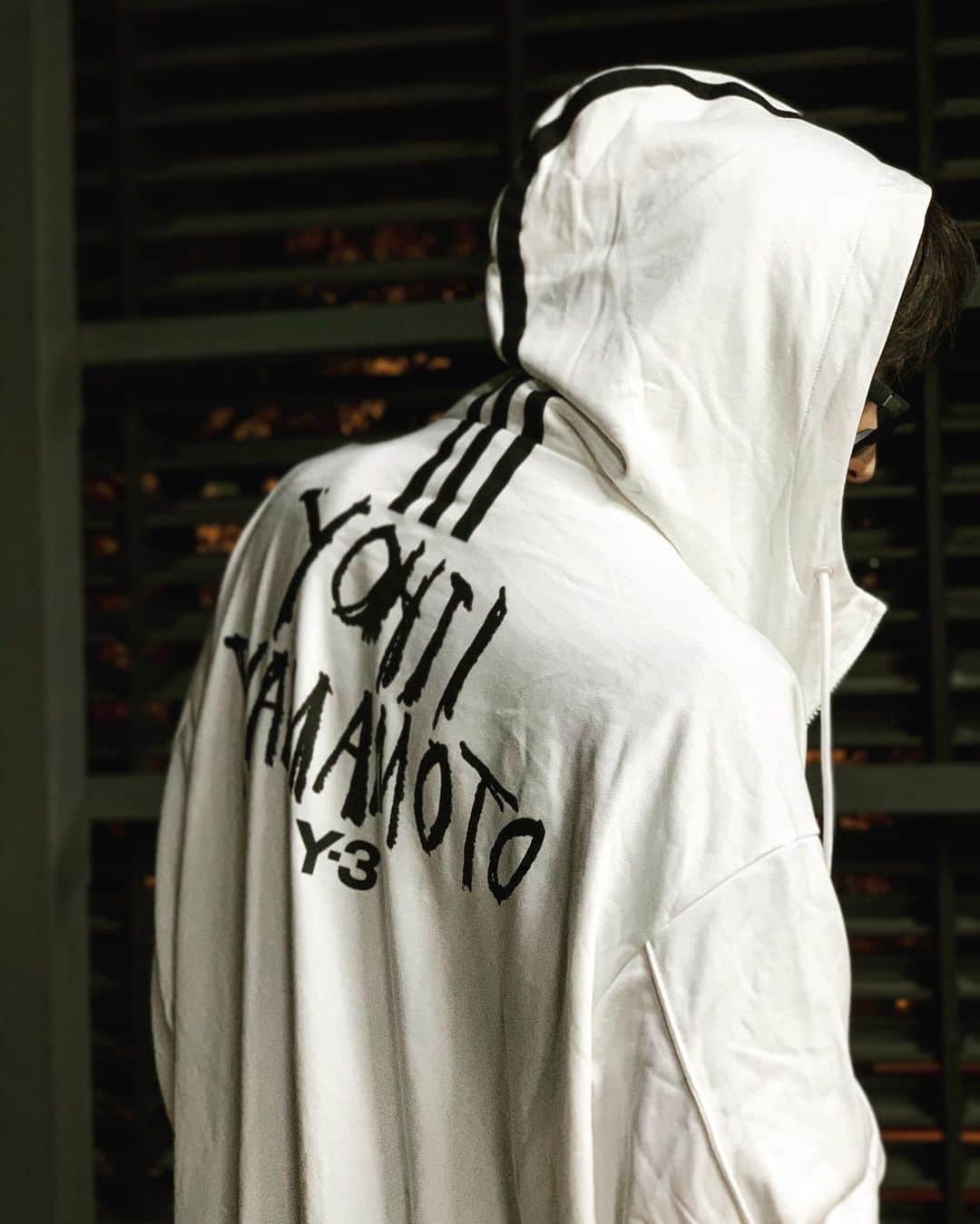 向山毅さんのインスタグラム写真 - (向山毅Instagram)「#Y3 #yohjiyamamoto #adidas  #SIGNATURE #GRAPHIC #HOODIE #WHITE #COREWHITE  ２月に買ったけど着る機会が無く、やっとやっと着れた！ バックのデザインにシルエットが好き！ しかも白！  #SOLIDEMO #向山毅 #mensfashion #ootd #fashion  #シワが気になる 笑 #backshoot」6月25日 19時08分 - take_solidemo