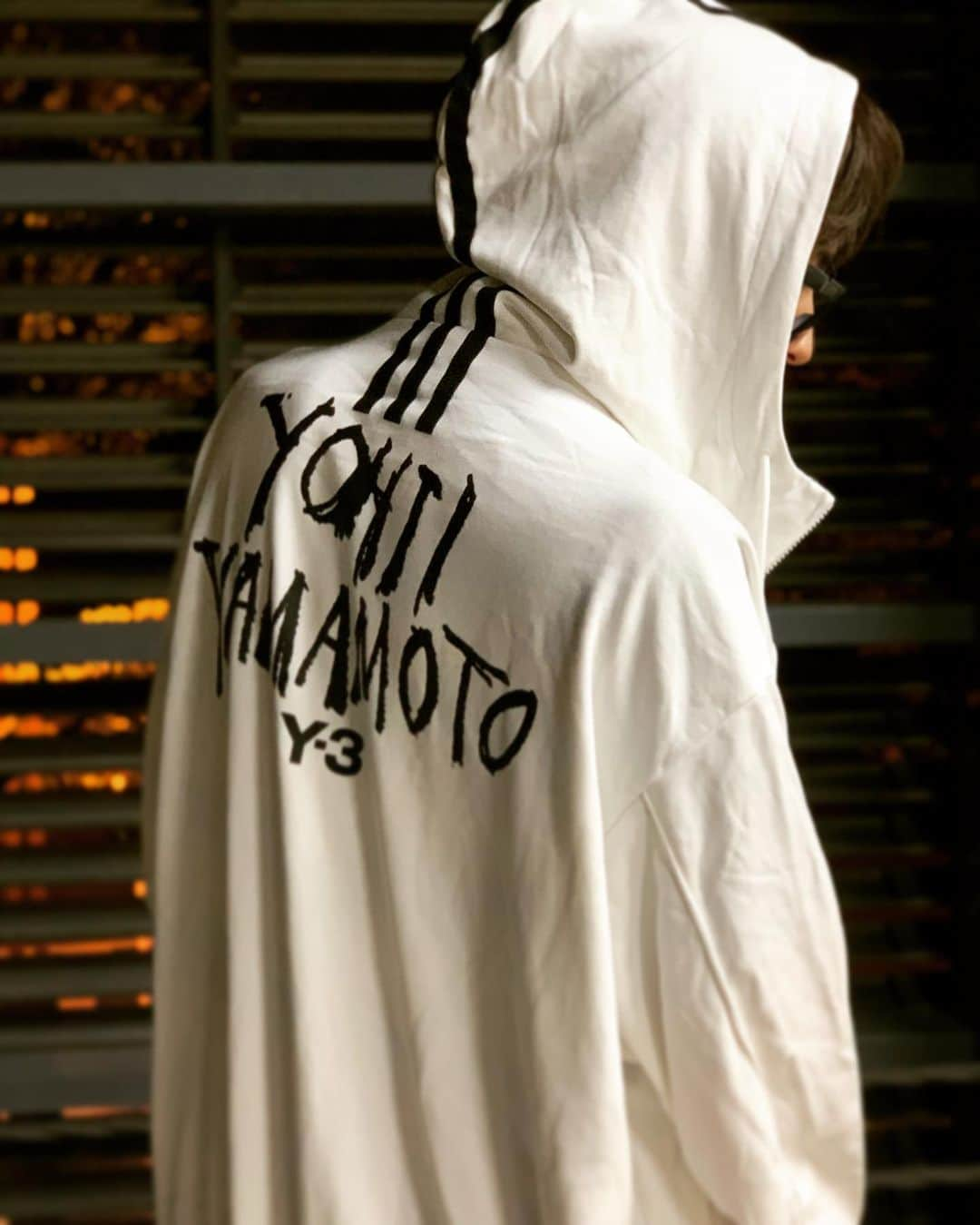 向山毅さんのインスタグラム写真 - (向山毅Instagram)「#Y3 #yohjiyamamoto #adidas  #SIGNATURE #GRAPHIC #HOODIE #WHITE #COREWHITE  ２月に買ったけど着る機会が無く、やっとやっと着れた！ バックのデザインにシルエットが好き！ しかも白！  #SOLIDEMO #向山毅 #mensfashion #ootd #fashion  #シワが気になる 笑 #backshoot」6月25日 19時08分 - take_solidemo