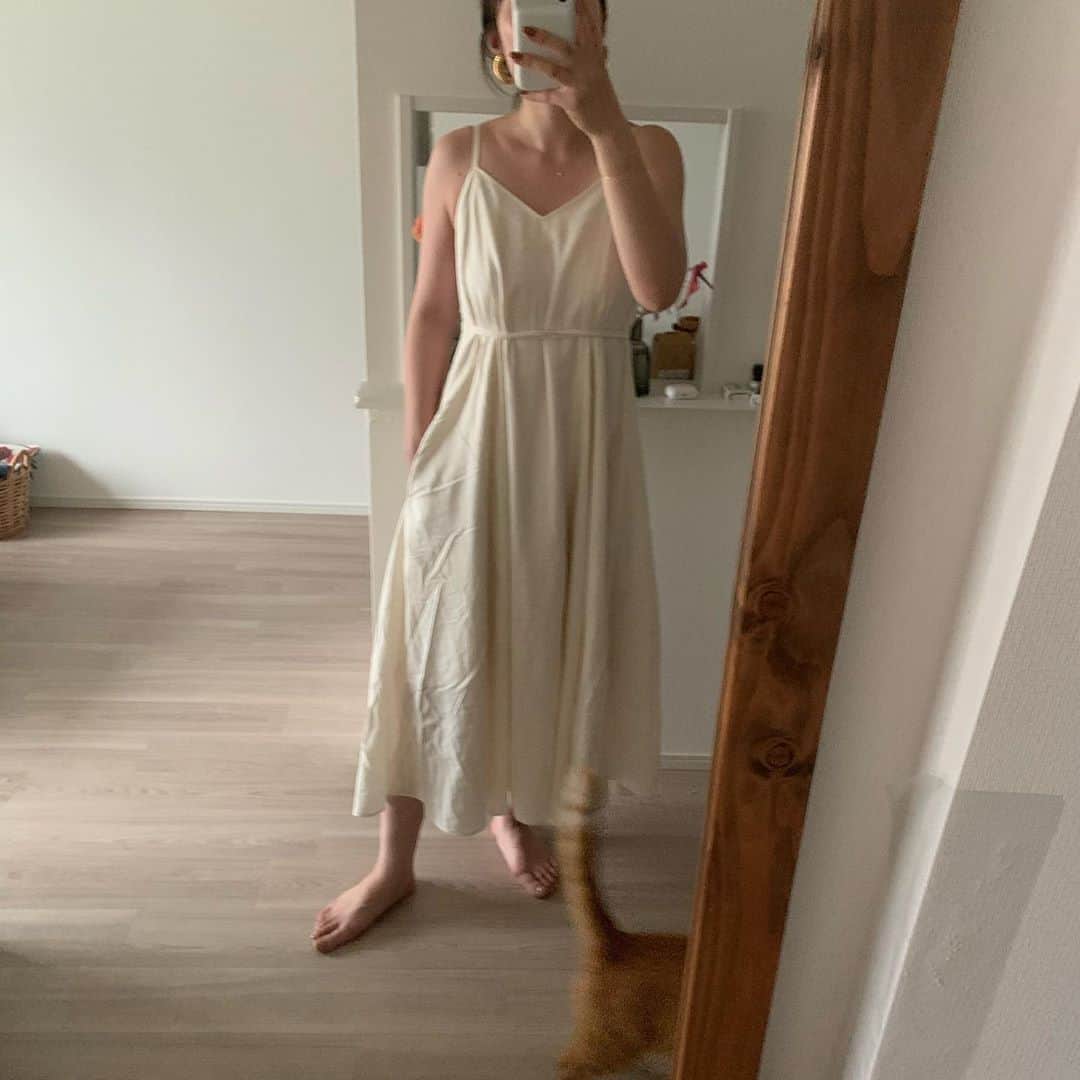 まつだみらいのインスタグラム：「大好きなゆかりさん @otayukari のcalm dress✨ 最高に可愛くて、肌触り気持ちよくて、癒される🌿 back styleがとっても素敵なの。 家で着るドレスとして作られたんだって！ 外でももちろん着たいけど、 オーガニックコットンが気持ち良くて家で着たい気持ちもわかる〜☺️✨ @_lifestylist_  love💛」