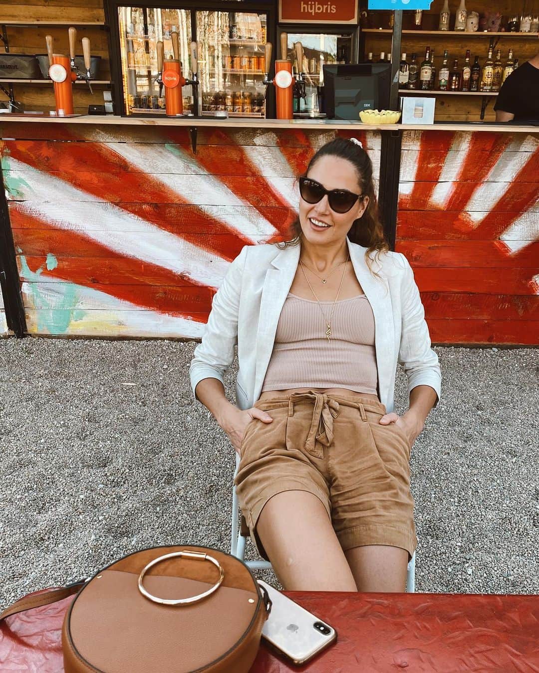 ズザンナ・ヤカボスのインスタグラム：「Chill out 🎪⚡️ . . . . #gasjeans #gastories #laurentesoptika #furla #chillvibes #chillout #weekendiscoming #weekendvibes」