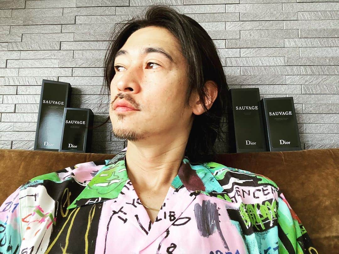 窪塚洋介のインスタグラム：「My favourite smell right now.  VAPORISATEUR SPRAY, SHOWER GEL, SHAVING GEL, AFTER-SHAVE LOTION.  @DIORPARFUMS @DIOR #DiorStandsWithYou #ソヴァージュ」