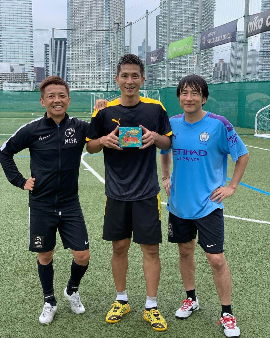 福西崇史さんのインスタグラム写真 - (福西崇史Instagram)「. 久しぶりのサッカー⚽️ . ウカスカジーのお2人とも 一緒に楽しくボール蹴りました〜✨ . ウカスカジーのDVD発売してて、ちゃっかりサインもらっちゃった😅 ガクさんの監督映像もある〜✨ . ガクさんのニューアルバムも聞こ〜♬ . #soccer #ウカスカジー #桜井和寿 #gakumc #ウカスカジーの大冒険 #立ち上がるために人は転ぶ #同時発売 #もう体痛い #衰え痛感 #どんな持ち方しとんねん #笑」6月25日 19時22分 - takashi_fukunishi