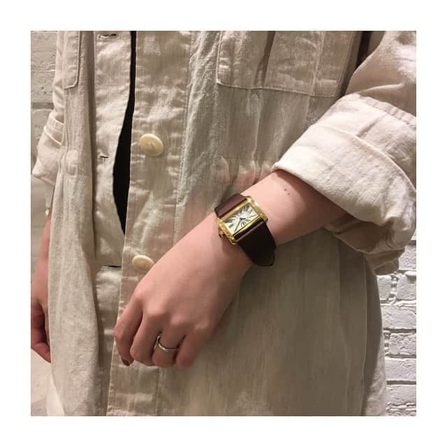 のインスタグラム：「-HIROB丸の内-﻿ ﻿ ★告知★﻿ 6/26〜30の期間中﻿ 丸の内ポイントアップイベント開催致します。﻿ ﻿ Vintage Cartier TANK Divan﻿ ¥800,000+tax﻿ 入荷しております！﻿ ﻿ 7/12まで10%OFFも開催しております。﻿ 一部除外有﻿ ﻿ 通信販売も対応しており、お電話でのご相談も受け付けています。﻿ 当面の間、送料は無料となりますので、ご来店が難しい方でもお気軽にお問い合わせ下さい。﻿ ﻿ …お問い合わせ…﻿ 03-5224-8666﻿ ﻿ #hirob﻿ #hirobmarunouchi﻿ #baycrews﻿ #cartier﻿ #vintage﻿ #tank﻿ #divan﻿ #tankdivan﻿ ﻿ ﻿ #ヒロブ﻿ #ヒロブ丸の内﻿ #ベイクルーズ﻿ #カルティエ﻿ #タンク﻿ #ディヴァン﻿ #タンクディヴァン﻿ #自分へのご褒美﻿」
