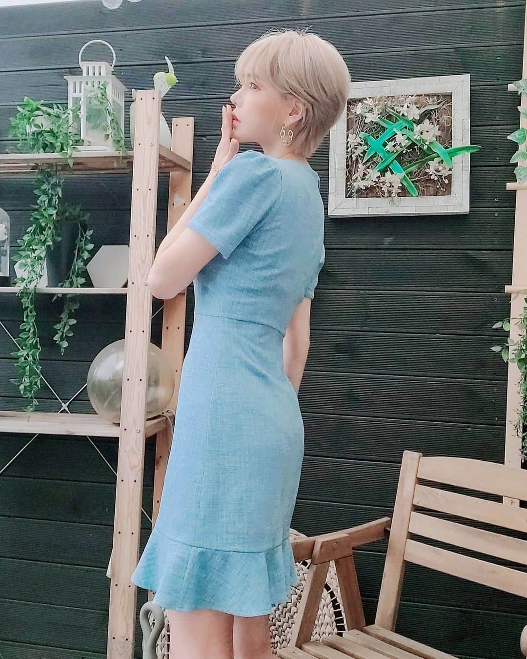 Han Ga Eunさんのインスタグラム写真 - (Han Ga EunInstagram)「헤헤 💙 #ootd 너무 오랜만이네 헤헤 이 원피스 실물로 보면 반짝반짝 엄청 영롱한데 말이징..🤔💖 👉#hibisline 원피스예요!  #히비스라인 #히비스라인원피스  #히비스라인블라우스 #고급원피스 #고급블라우스 #thehibisline #dailystyle」6月25日 19時23分 - gaeungbebe