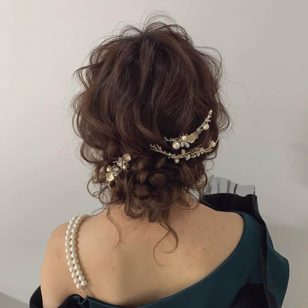 RabichePowのインスタグラム：「先日のリモートセミナー♡ 6月2回目を受講の皆様 ありがとうございました！ . 夜にiPhoneで撮ったので少し暗くボケてますが😭🙏💦 . 前髪の巻き方や 骨格に合わせた技術を お見せしたいと思いモデルさんにお願いして 人頭でセミナーを行わせて頂きました。 . またフロントなど次の投稿で載せます♡ . ストレートアイロンでのベースメイクなど まだ他のセミナーではやった事のない 最近ハマっている技術なので ズームセミナーで最初に出来て嬉しかったです❣️ . 本日も21時からズームミーティングです！ . 受講者の皆様 よろしくお願い致します😊 . . #rabichepow#ラビッシュポー #ヘアメイク#清水ちひろ」