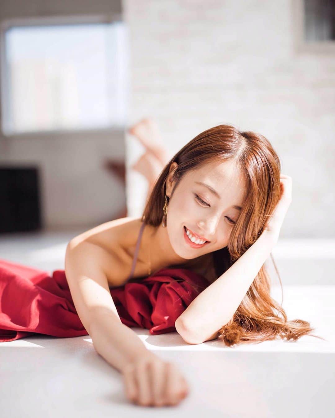 のインスタグラム：「今週の現アタ〜❣️ ﻿ ﻿ 取材したテーマはっっ﻿ ﻿ この夏の間にコロナを抑え込めるのか⁉️ ﻿ です。﻿ ﻿ 結論から言うと、﻿ 実験上コロナが﻿ •気温﻿ •湿度﻿ •紫外線﻿ に弱い事が分かっているので﻿ 私達が気を緩めなければ、﻿ ﻿ この夏の間に感染者を減らし﻿ 第二波を低く抑えることができます❗️ ﻿ （ここからは放送時間の関係上漏れましたが）﻿ ﻿ ﻿ ただ、熱帯地域や南半球で今感染者増え続けてますよね！？ えっ、気温や湿度が高ければウィルス壊れやすいんじゃないの？﻿ ﻿ と思った方も居ると思いますが、﻿ ﻿ その国や地域の国策問題、衛生問題、医療体制、個人レベルでの行動など、感染リスクを高める要素は沢山あるので、﻿ ﻿ 夏だから3密を避けなくても大丈夫﻿ 夏だから必要に応じた国の対策を講じなくても大丈夫﻿ ﻿ と言うわけではありません！！笑﻿ ﻿ あくまでもこのウィルスの特性を活かして﻿ 非流行期の夏に封じ込められれば﻿ 流行期の大流行を避けられると言うことですので、﻿ ﻿ これらの知識をうまく生活に取り入れつつ頑張って乗り切りましょう！﻿ ﻿ 身に付けているものや気になるものは﻿ 2時間半天日干しすると良いみたいですよん♬💫 ﻿ ﻿ ﻿ ﻿ #tbsスタンバイ #コロナ #気温 #湿度 #紫外線 #新型コロナウイルス対策 #夏 #photooftheday #helloworld」