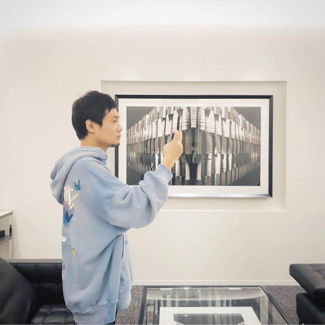 光本勇介のインスタグラム：「銀行の応接間。10億円の現金を撮影した写真と一緒に記念撮影📸💴」