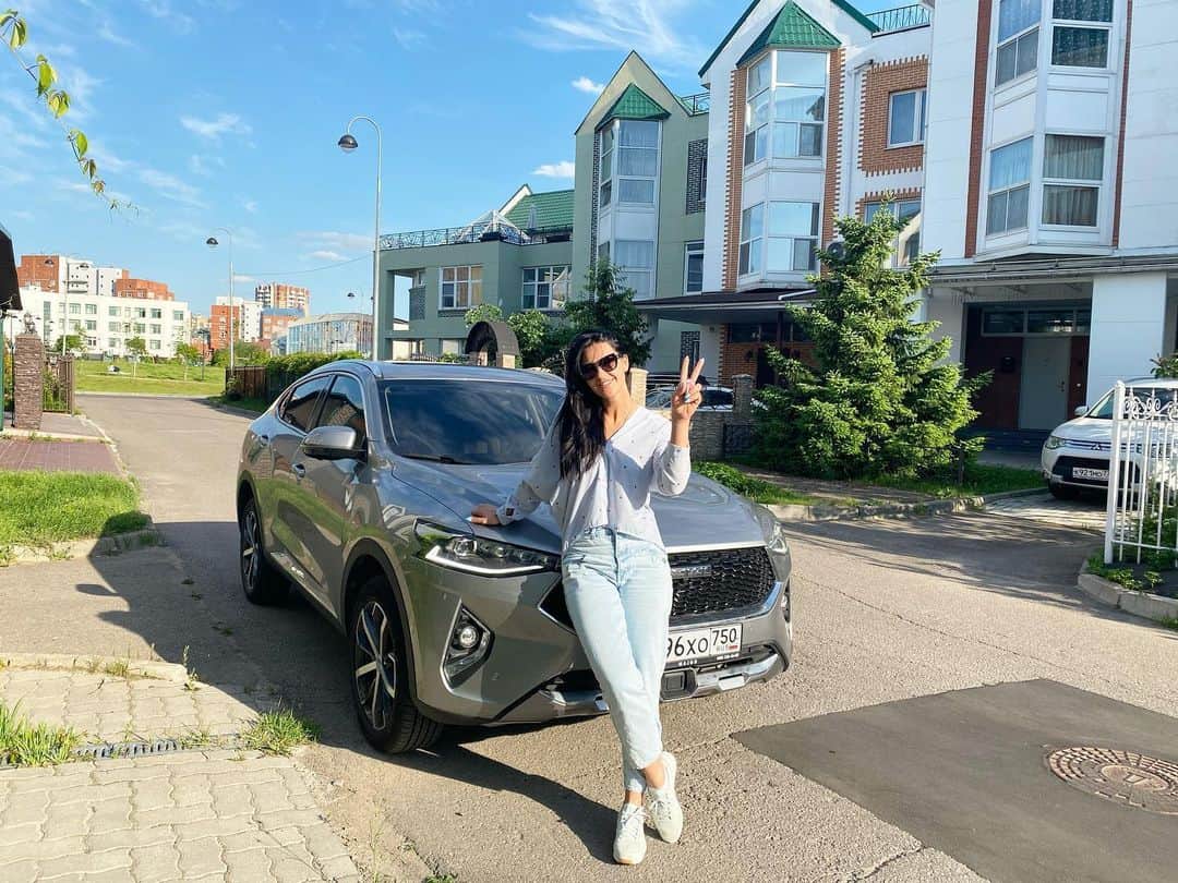 ヤナ・イグリアンのインスタグラム：「Haval F7X PREMIUM  Девочка которая скоро поедет путешествовать по России !! Дальше чем 700 км от Москвы это мой потолок ... Думаю организовать поездку в Сочи !! Ну что смогу ?!」