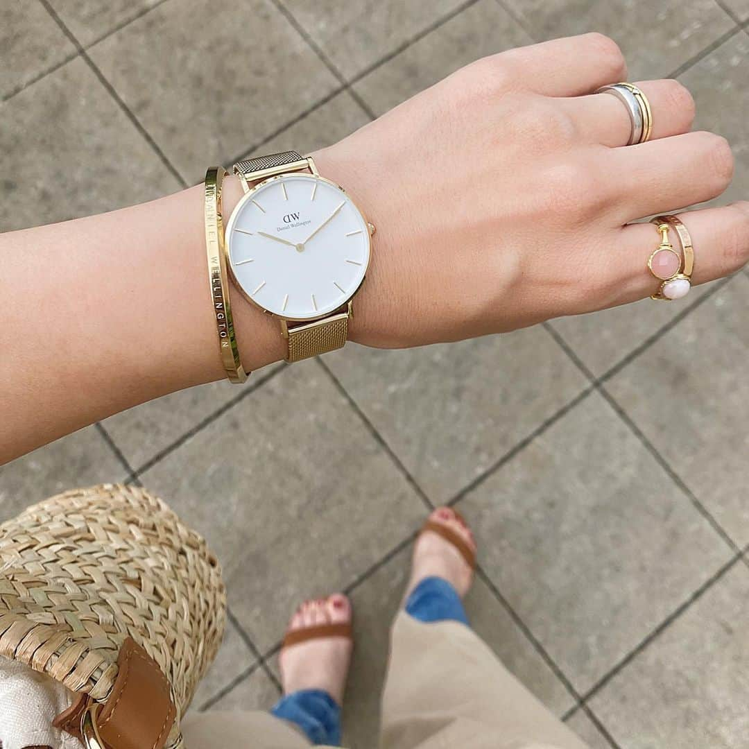 ryokoさんのインスタグラム写真 - (ryokoInstagram)「@danielwellington の新作腕時計⌚︎ ″PETITE EVERGOLD″というカラーです♡夏コーデに合う優しく柔らかな明るめのゴールドカラーが素敵☀︎バングルもおそろで♡ ． @danielwellington  https://www.danielwellington.com/jp/ の公式ショップでサマーキャンペーン開催中☀︎ クーポンコードも発行されてるのでよければ使ってください♡ チェックしてみてね⤵︎ ☑︎15％offクーポンコード：ry0123 ※8/ 31迄有効、DW公式直営店舗&webショップにて使用可能 ☑︎腕時計とアクセサリーまたはストラップの購入で20%off（最新作も対象ですよ☺︎）& 15%offのクーポンコード併用可能◎ ． ． ． #ダニエルウェリントン #dwサマー #時計 #腕時計 #手元 #手元くら部 #手元倶楽部 #夏コーデ #きょコ #コーデ」6月25日 19時34分 - ry.0123