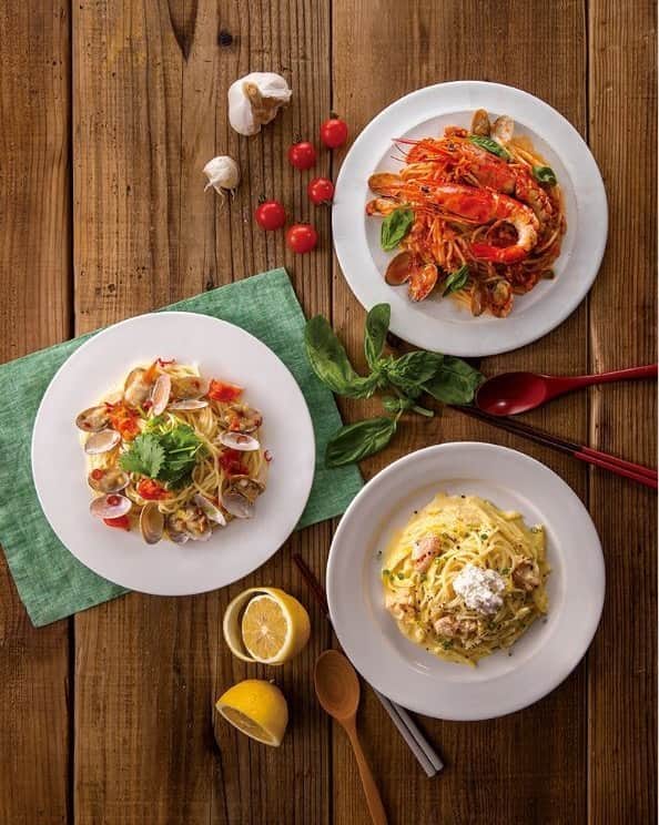 のインスタグラム：「【5F/鎌倉パスタ】 夏におすすめのパスタが新登場！  この時期にピッタリの美味しいパスタが今年も登場しました♪  右上●有頭海老のぺスカトーレ  1,390円（+税） ⇒ピリ辛のトマトソースに、蟹のほぐし身、あさり、海老を合わせ贅沢に仕上げました。  中央●あさりとセミドライトマトのパクチーボンゴレ  1,090円（+税） ⇒あさりとセミドライトマトの旨み凝縮。香草パクチーの香りがアクセントです。  右下●たらことリコッタチーズの瀬戸内レモンクリーム  1,190  円（+税） ⇒爽やかなレモンクリームソースとたらこの食感が楽しめる一品です。  ぜひこの機会にご賞味くださいませ。 ご来店を心よりお待ちしております。  #鎌倉パスタ  #ペリエダイニング  #パスタ  #イタリアン  #ランチ  #ディナー  #駅チカ  #ペリエ千葉  #おすすめ  #美味しい」