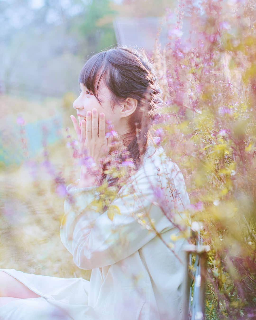 周庭（しゅうてい）のインスタグラム：「- 看着自己掛着笑容的照片，就感受到滿滿的違和感。 國安法快來了，總有種時日無多的感覺。  但願追求公義的自己，不會被之後種種的難關所磨滅。」