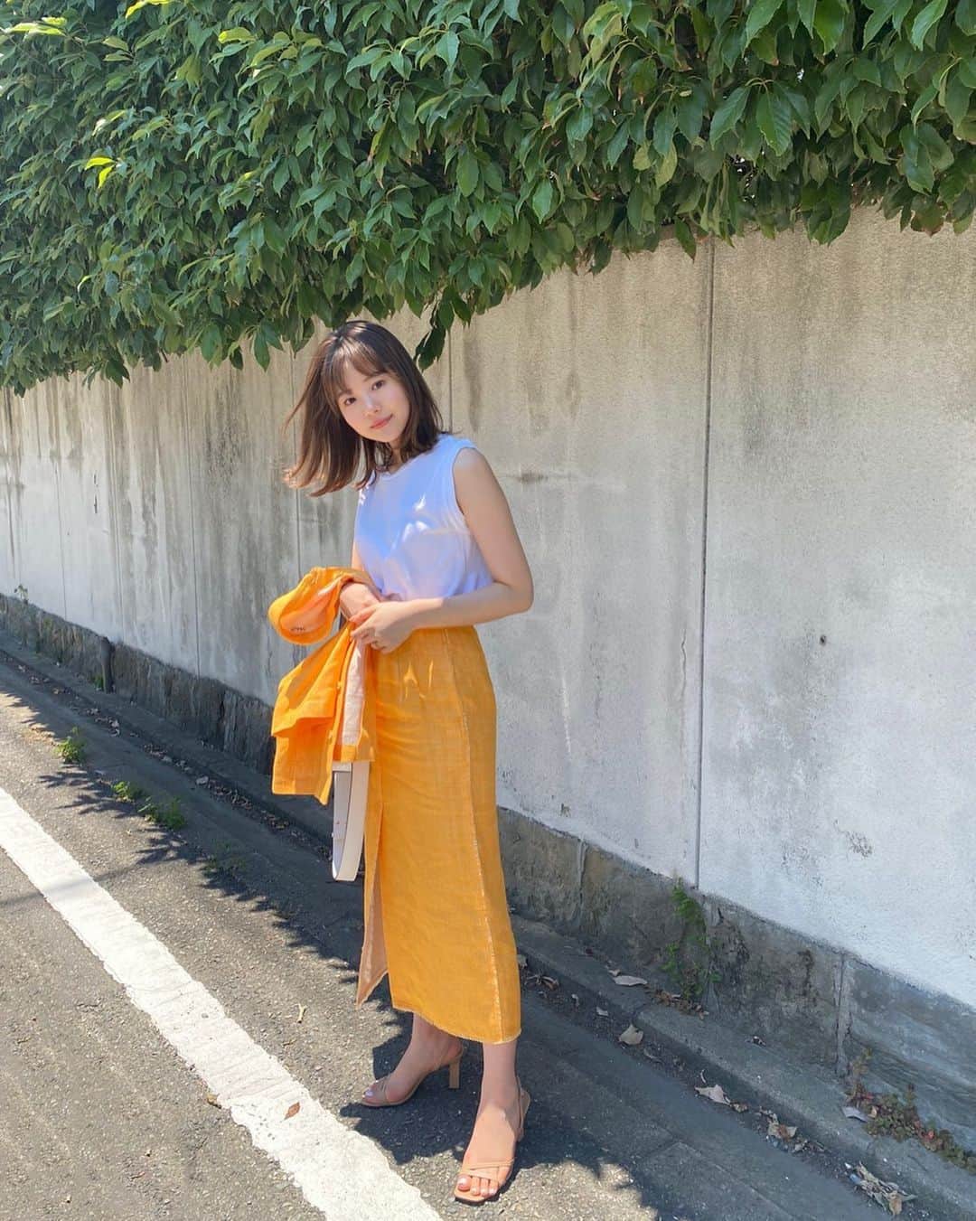 穴井千尋さんのインスタグラム写真 - (穴井千尋Instagram)「. たまには明るい色のお洋服も🍊🧡 . #私服 #auralee #fashion #orange #chii_fashion」6月25日 19時41分 - chihiro_anai_official
