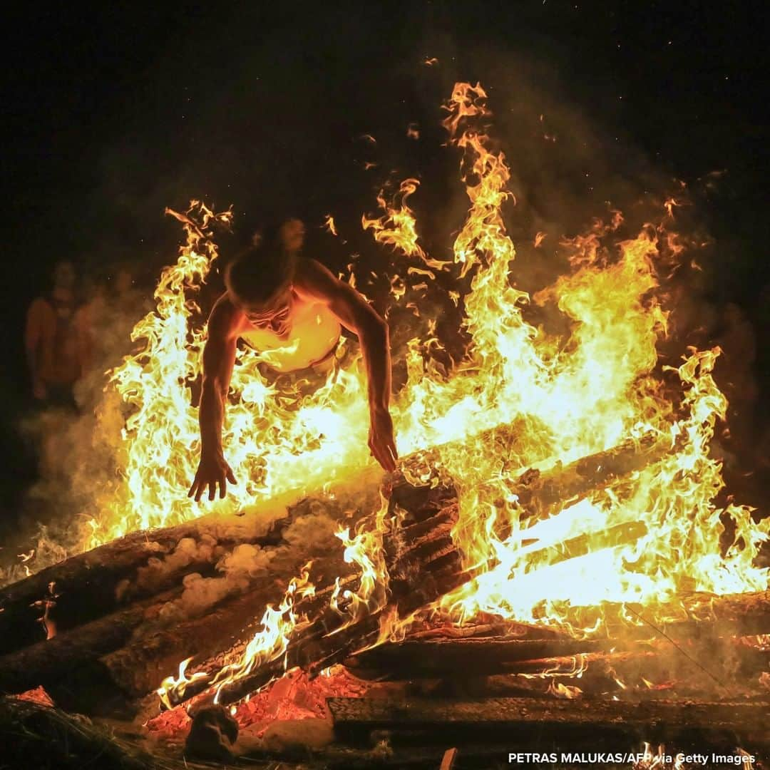 ABC Newsさんのインスタグラム写真 - (ABC NewsInstagram)「Man jumps over fire as people take part in a traditional mid-summer solstice night celebration in Lithuania. #fire #summersolstice #lithuania #tradition」6月25日 19時42分 - abcnews